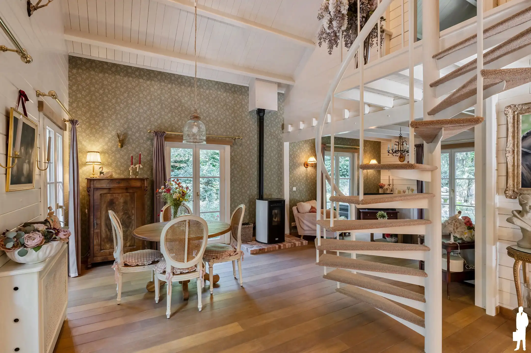 Charmante woning met volledige onderkeldering en achterliggend bos van ca. 31.493 m² foto 13