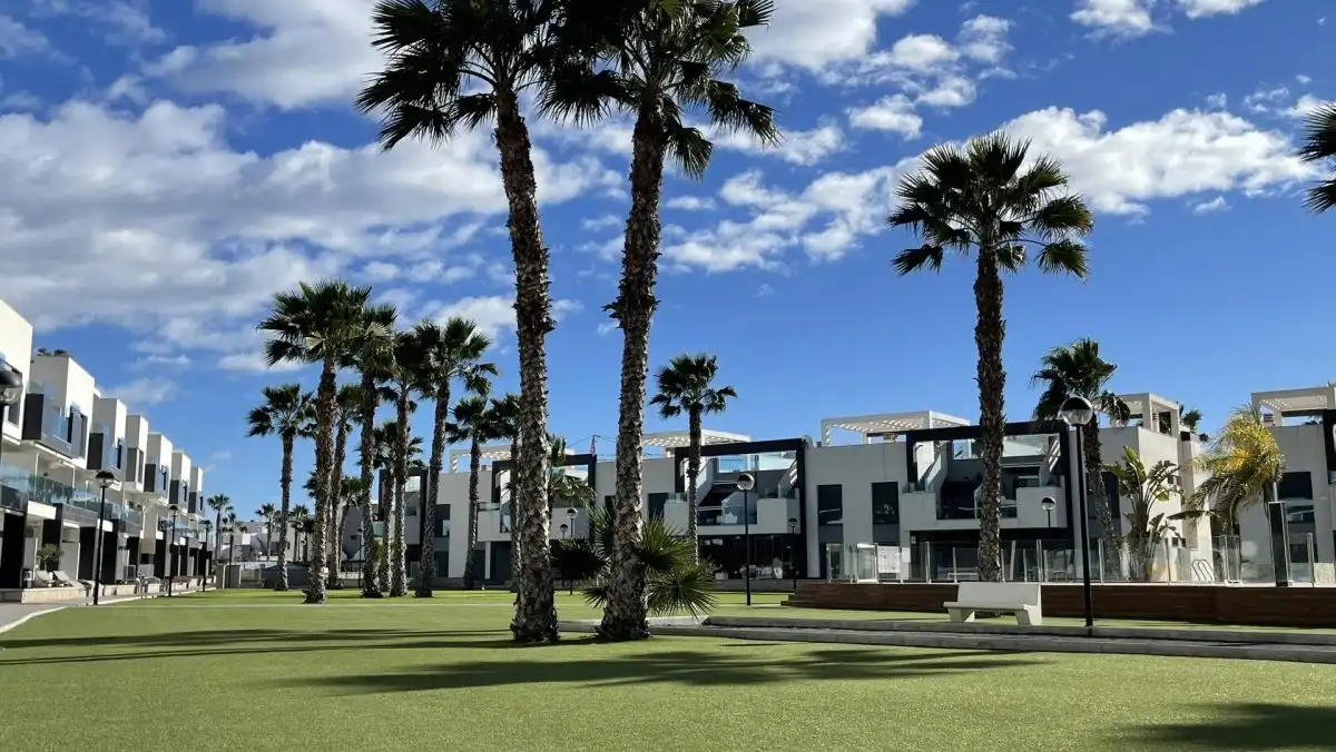 Mooi gelijkvloers appartement met 2 slpks en 2 badkamers foto 14