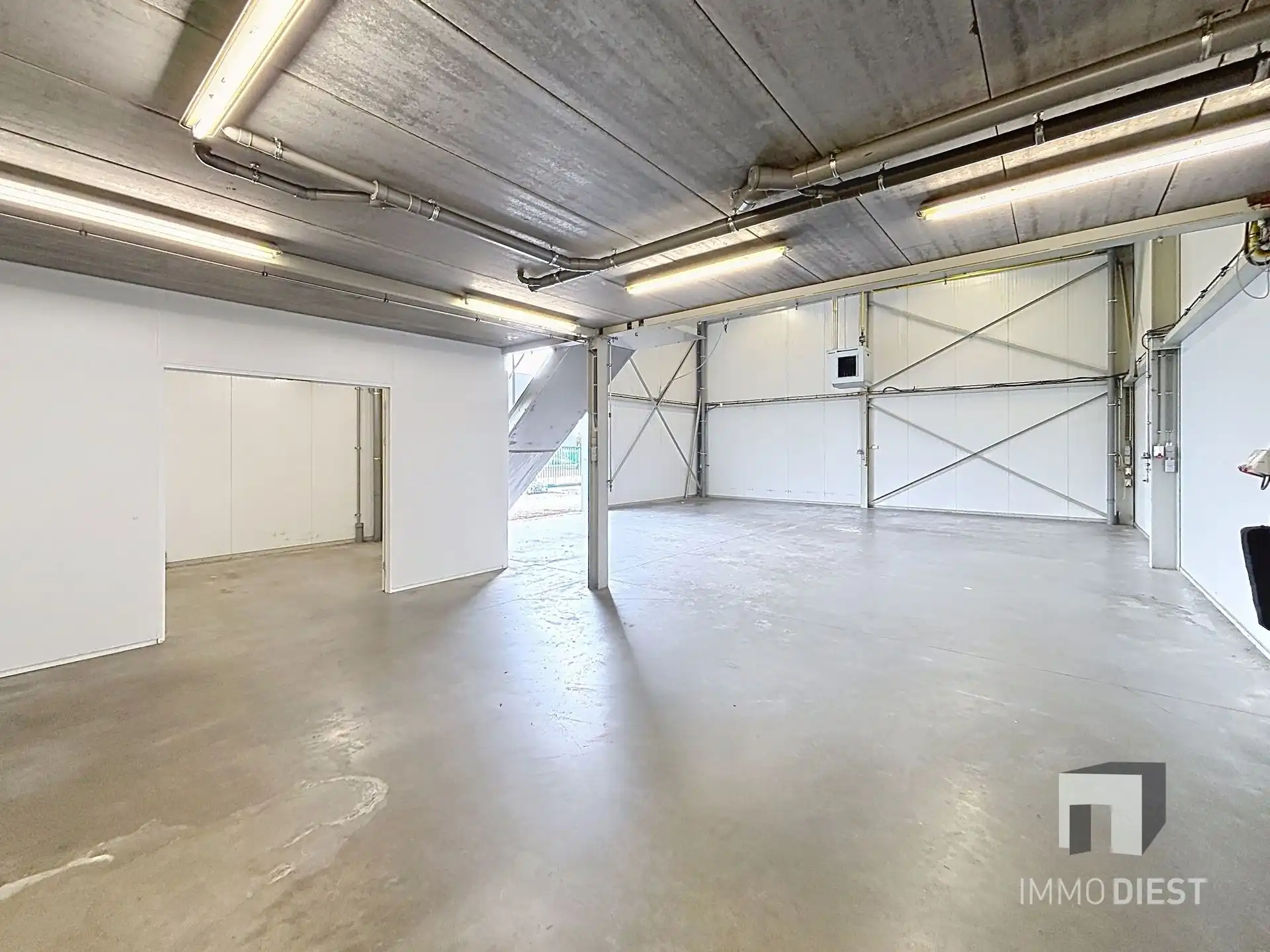 Magazijn met bureel op triple A-locatie foto 4