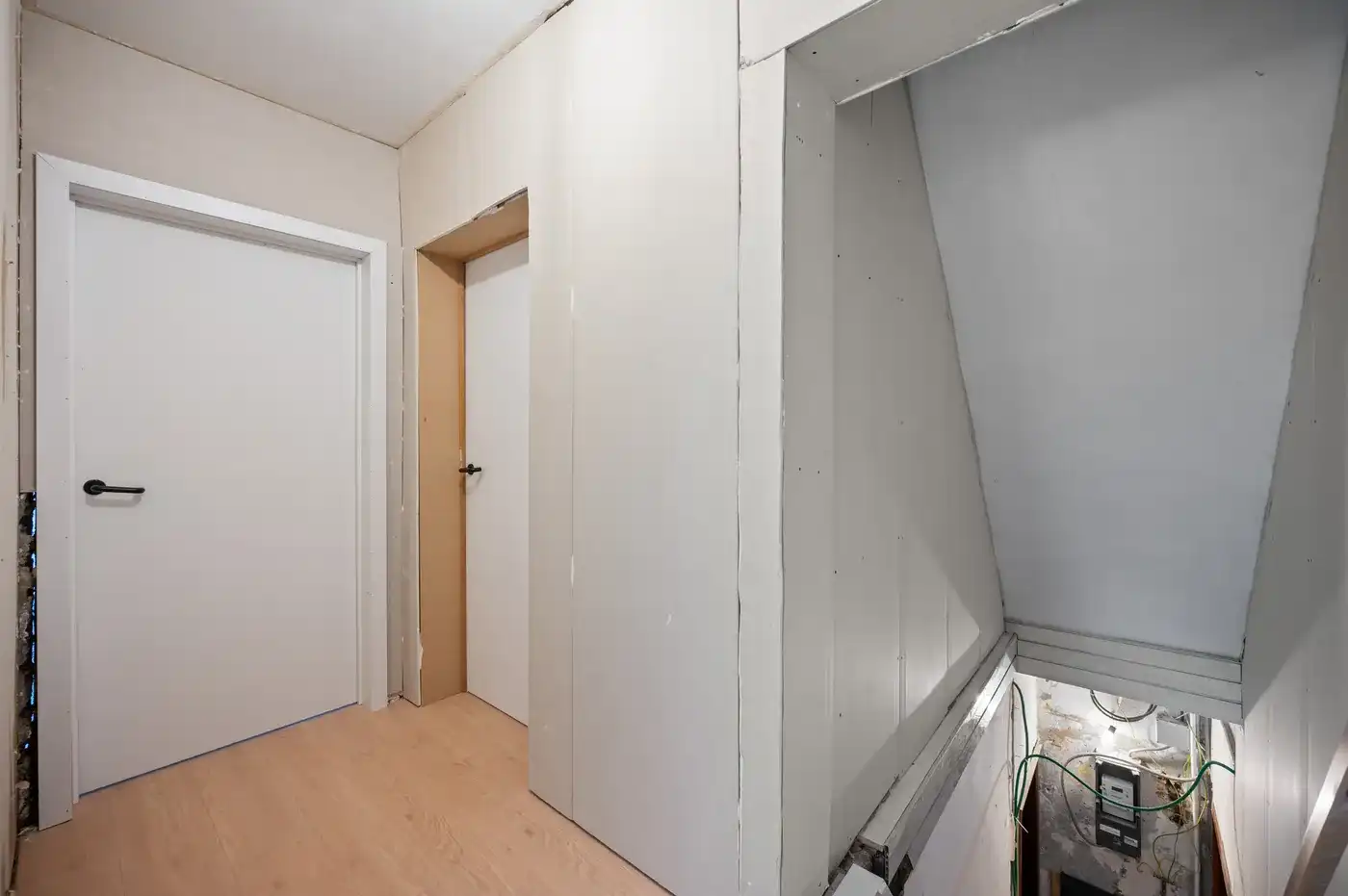 Half te renoveren rijwoning met 3 slpks met tuin, terras en 4 parkeerplaatsen. foto 19