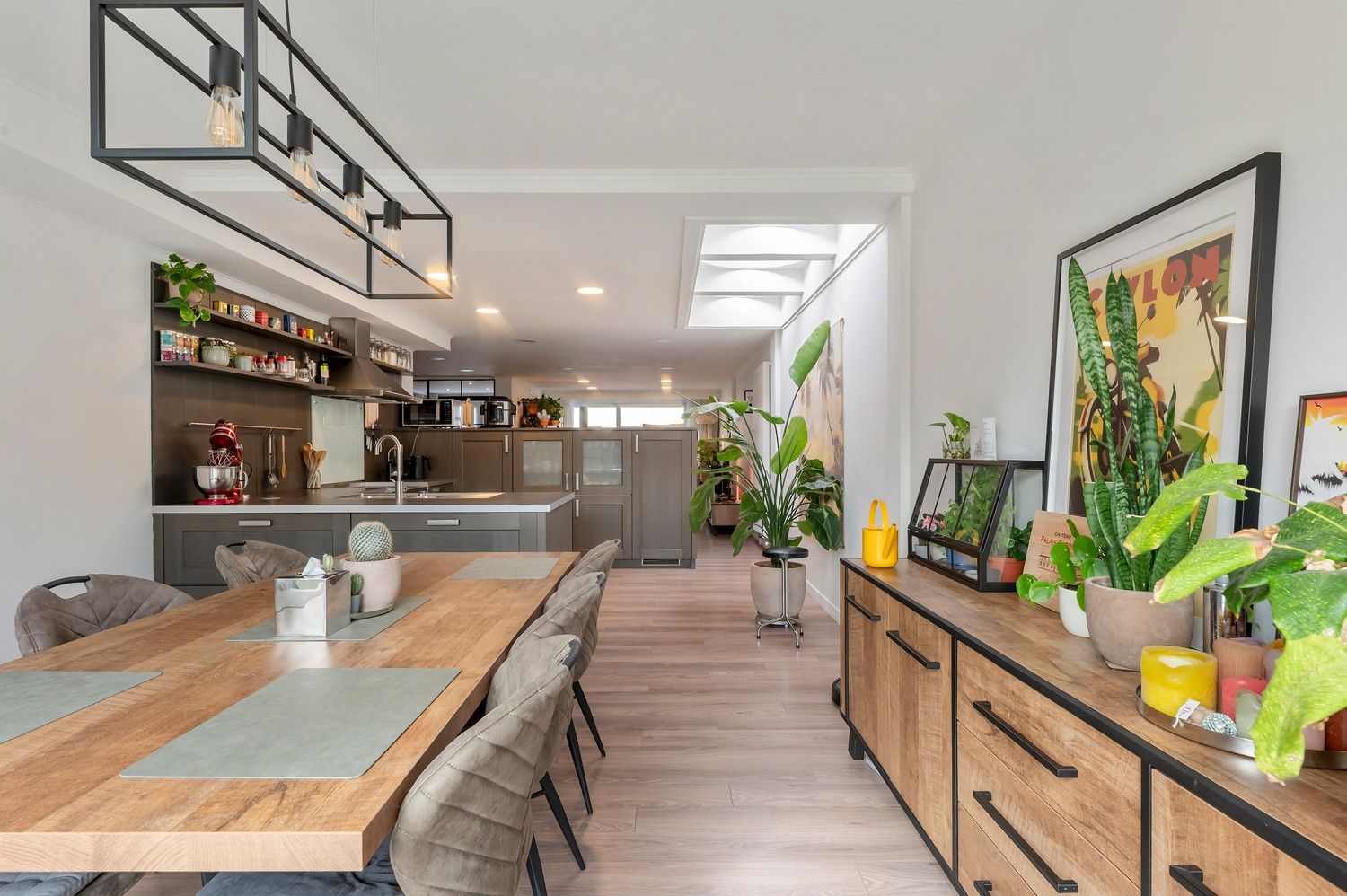 Uitzonderlijk gelijkvloers appartement met royale kelder en twee carports. foto 15