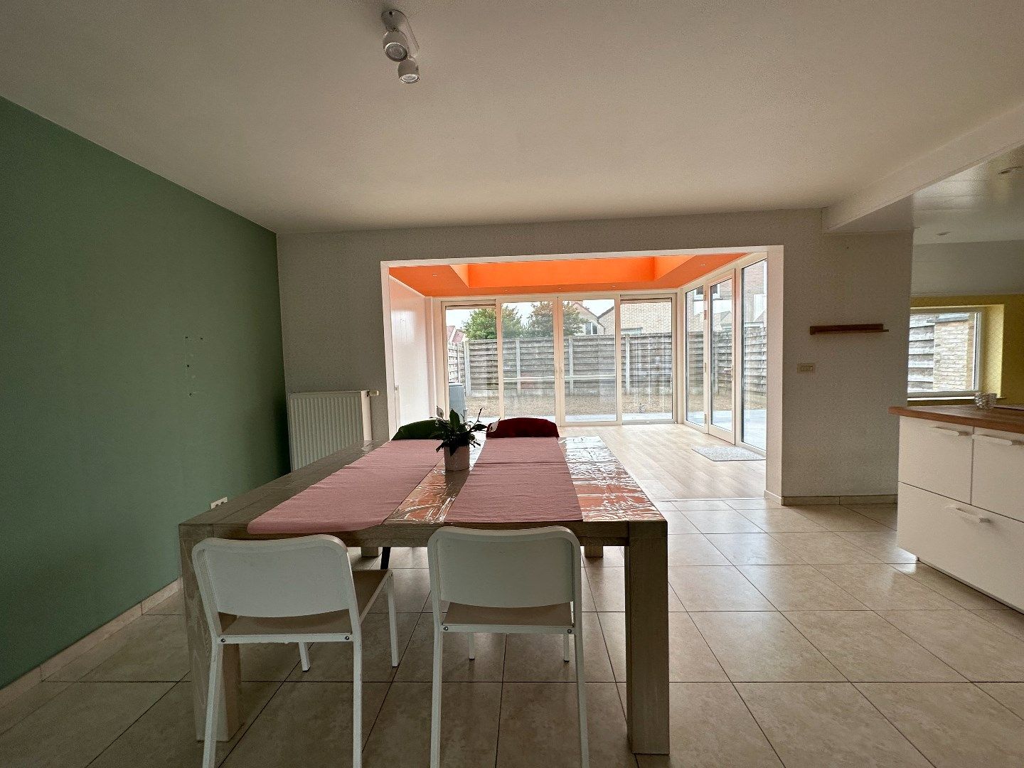 Centraal gelegen, lichtrijke woning met drie slaapkamers en garage foto 6