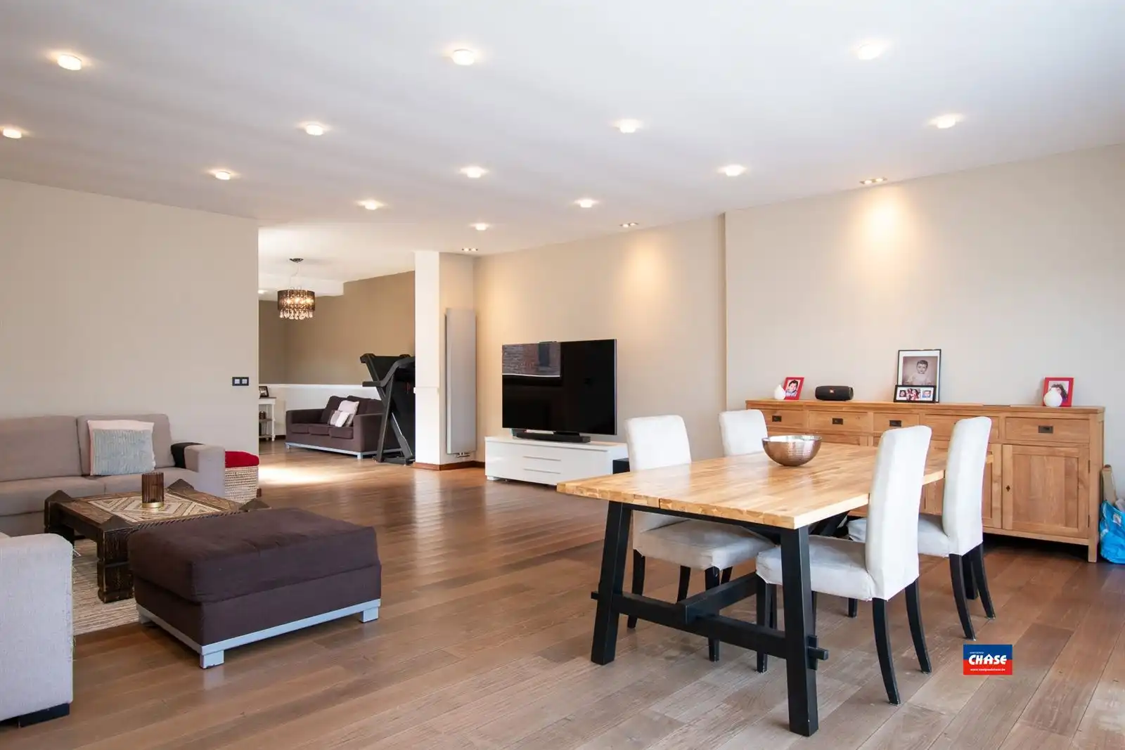 Ruime gezinswoning met 4 slpks, tuin en grote garage!  foto 3