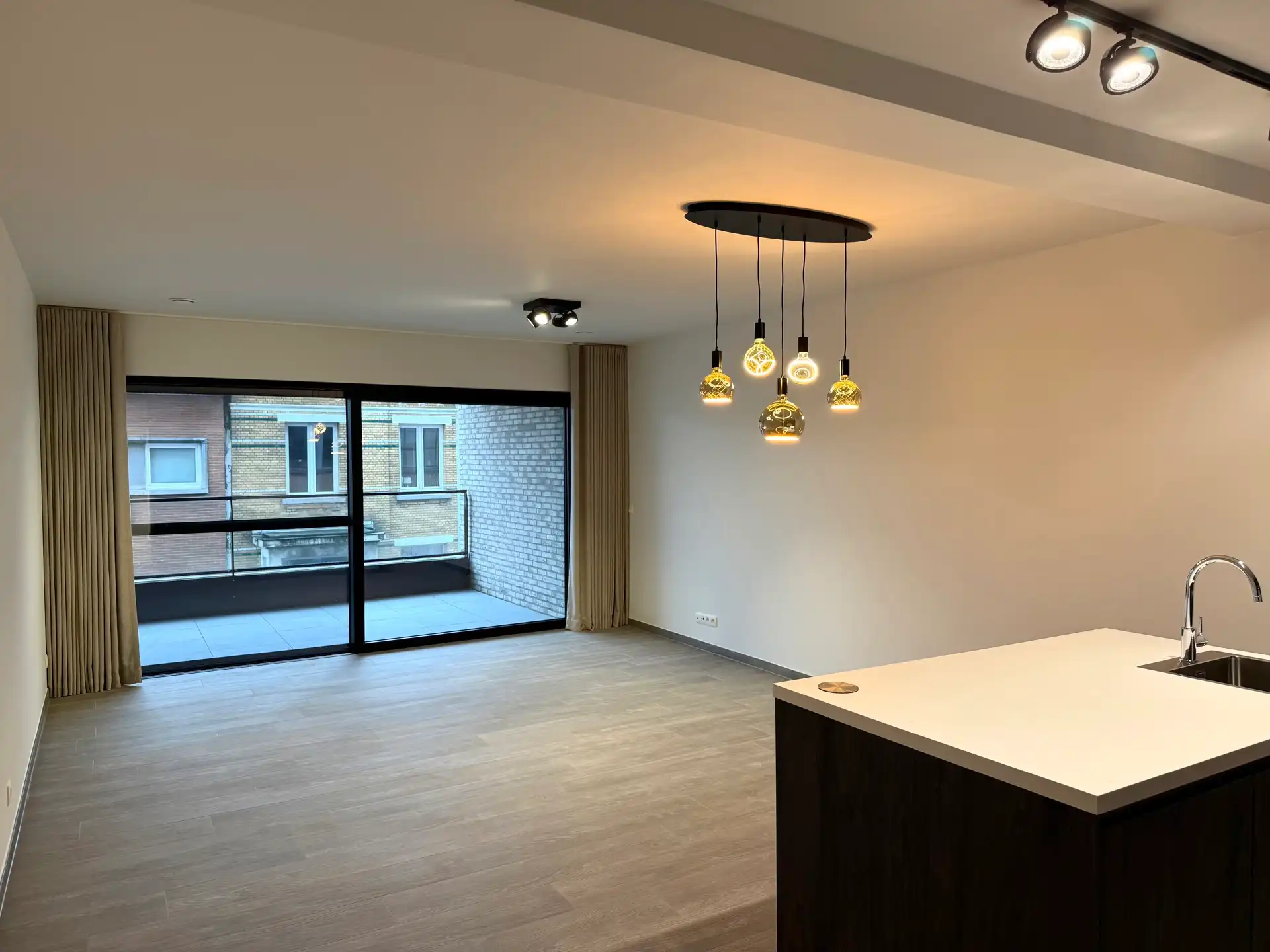 Modern 2-slaapkamerappartement met parking en EPC A foto {{pictureIndex}}