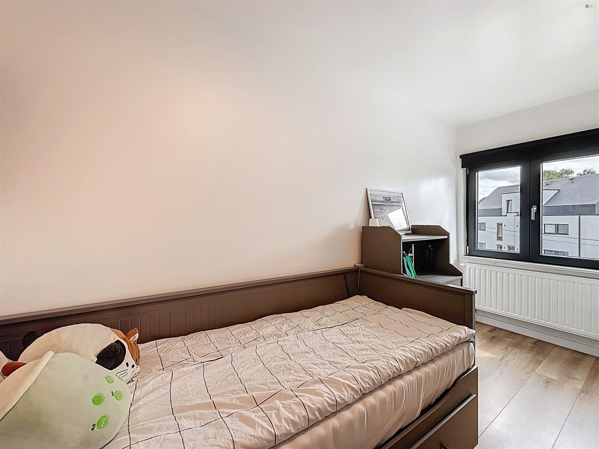 Prachtige instapklare woning met 3 slaapkamers en 3 garages. foto 15