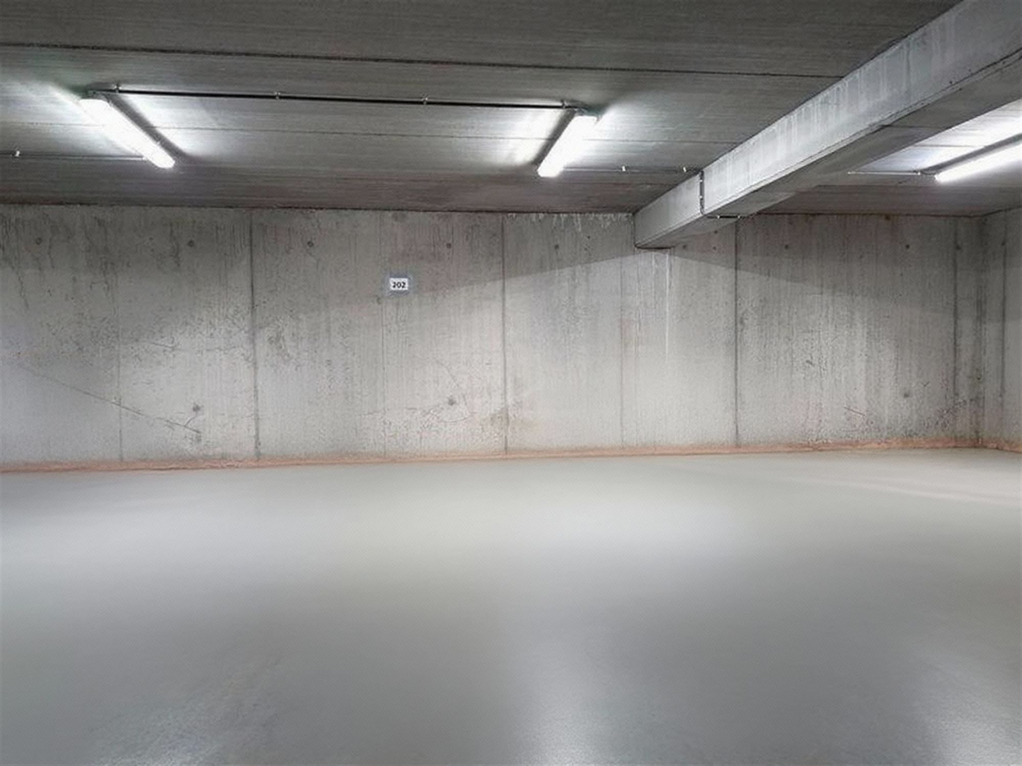 Appartement met 2 slaapkamers, autostaanplaats en parktuin. Rustig gelegen. Aan de achterkant van het gebouw. foto 13