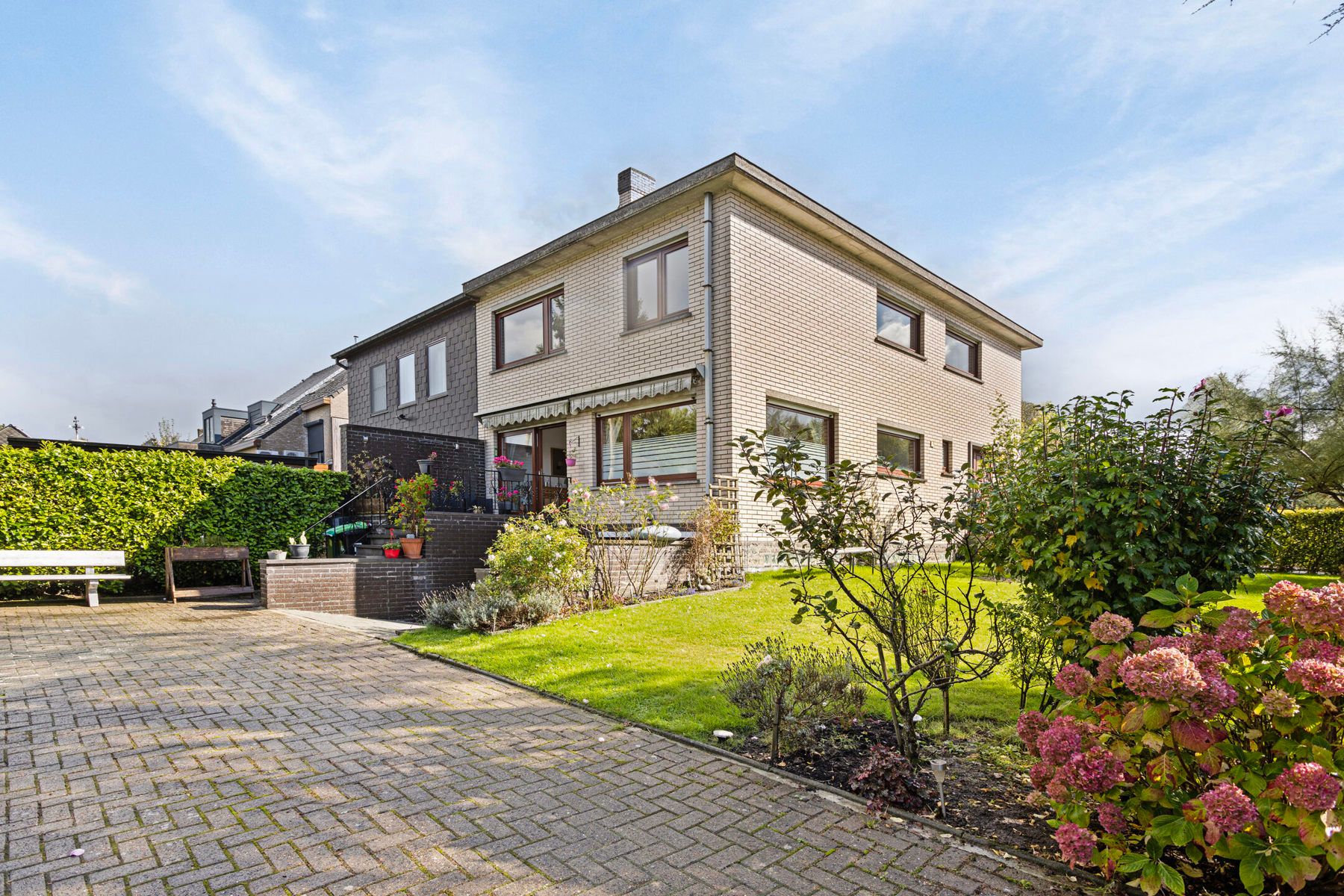 Te moderniseren HOB met 3 kamers, garage en tuin! foto 1