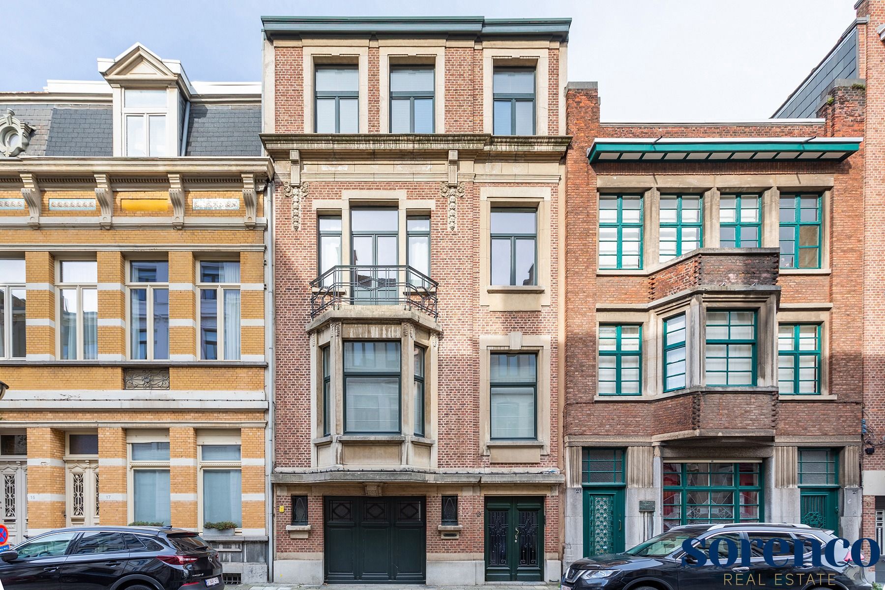 Authentieke meesterwoning met praktijk te Zurenborg foto 1