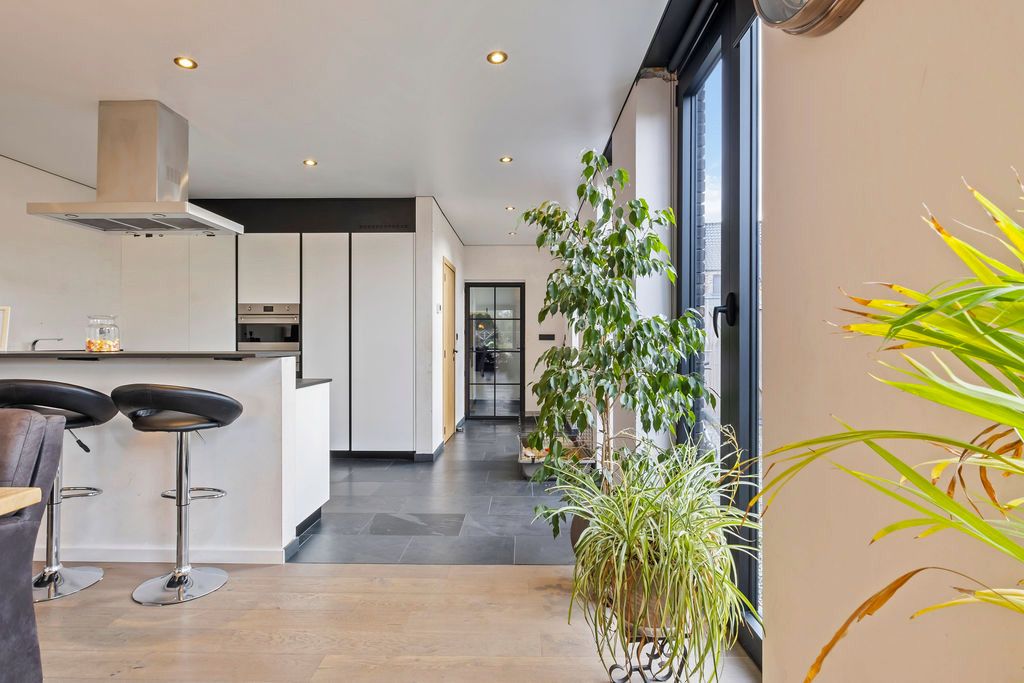 Halfopen woning met moderne voorzieningen! foto 4