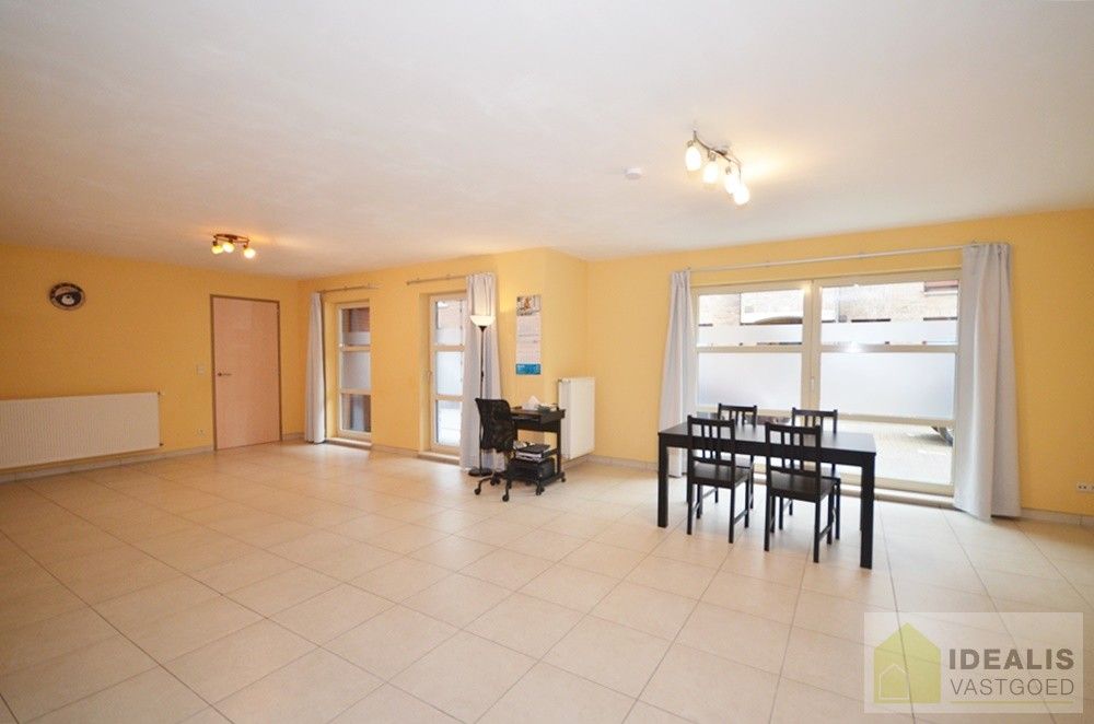 Ruim en aangenaam appartement pal in het centrum van Neerpelt! foto 5