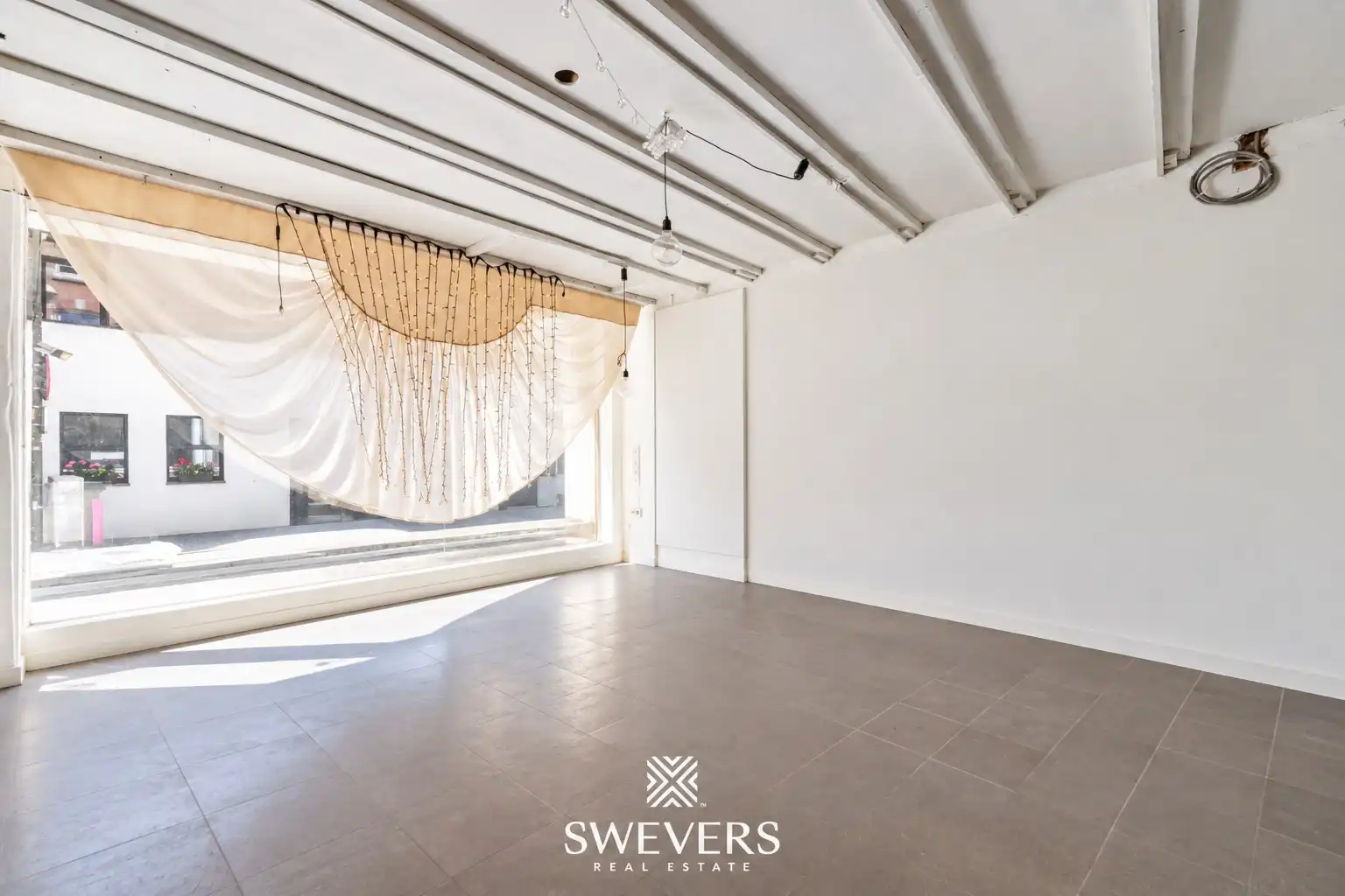 Ruim duplex appartement met groot terras en 3 vergunde handelspanden foto 2