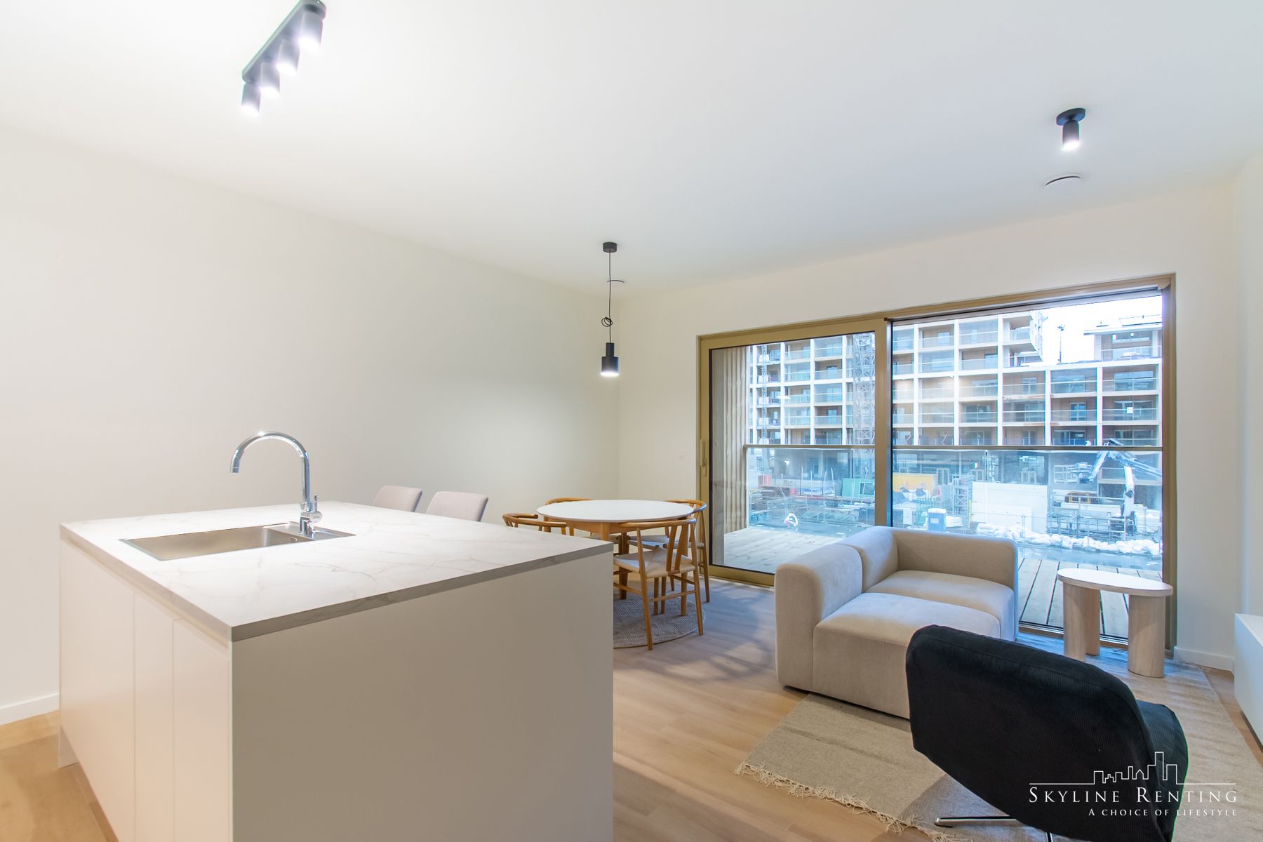 Gemeubeld 2 slpk (of 1 bureau) app. met mooi terrras foto 2