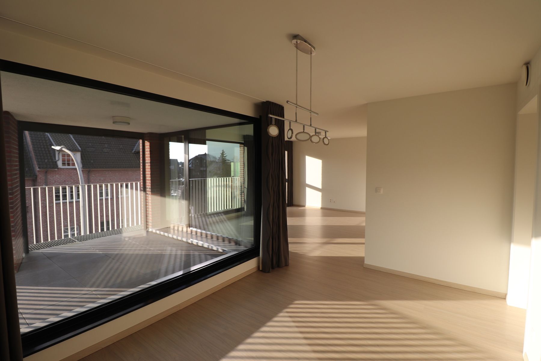 Een ruim 2-slaapkamerappartement met 2 terrassen, autostaanplaats met kelderberging. foto 5