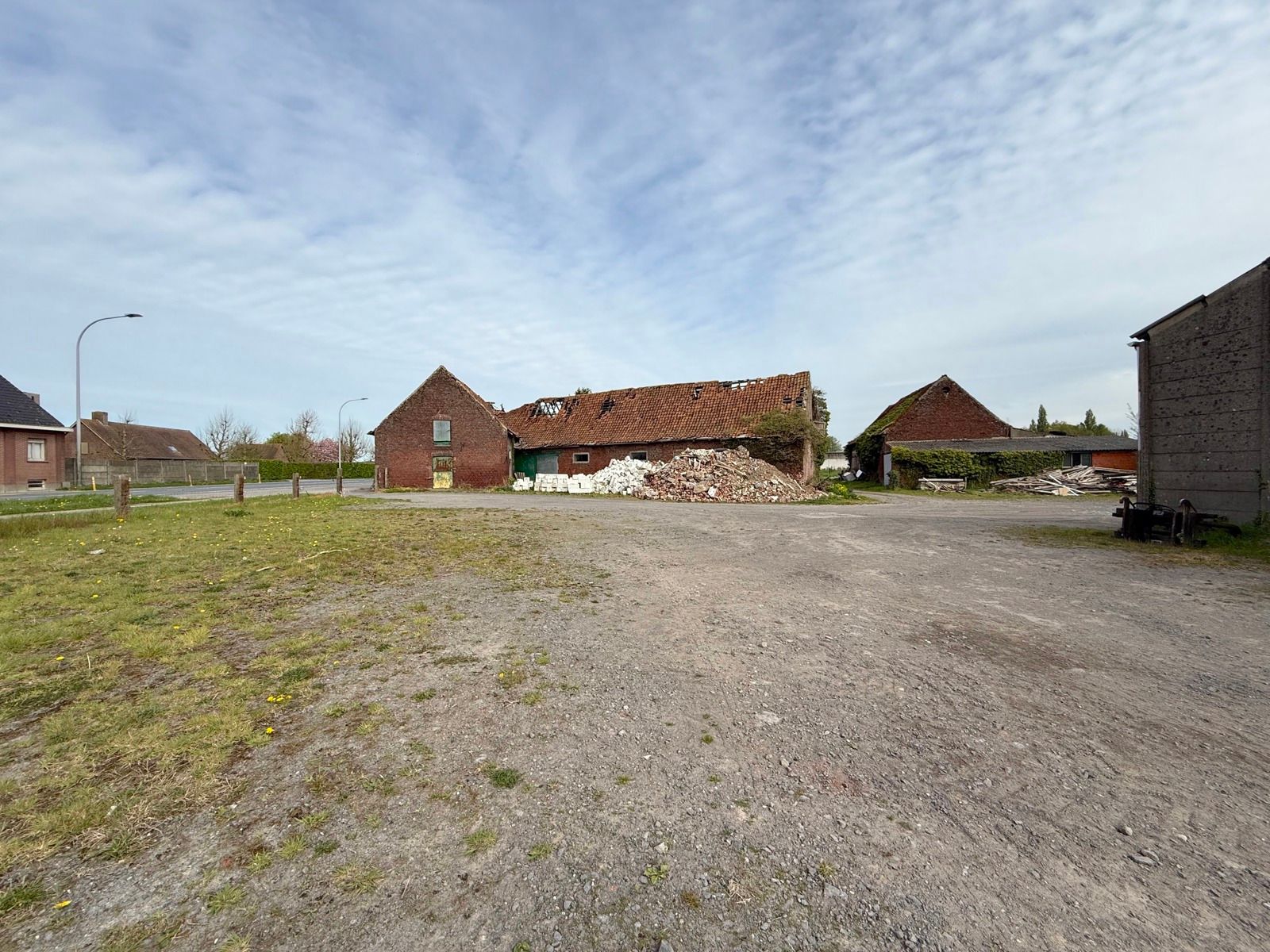 Te renoveren hoeve met woning en verschillende bijgebouwen foto 6