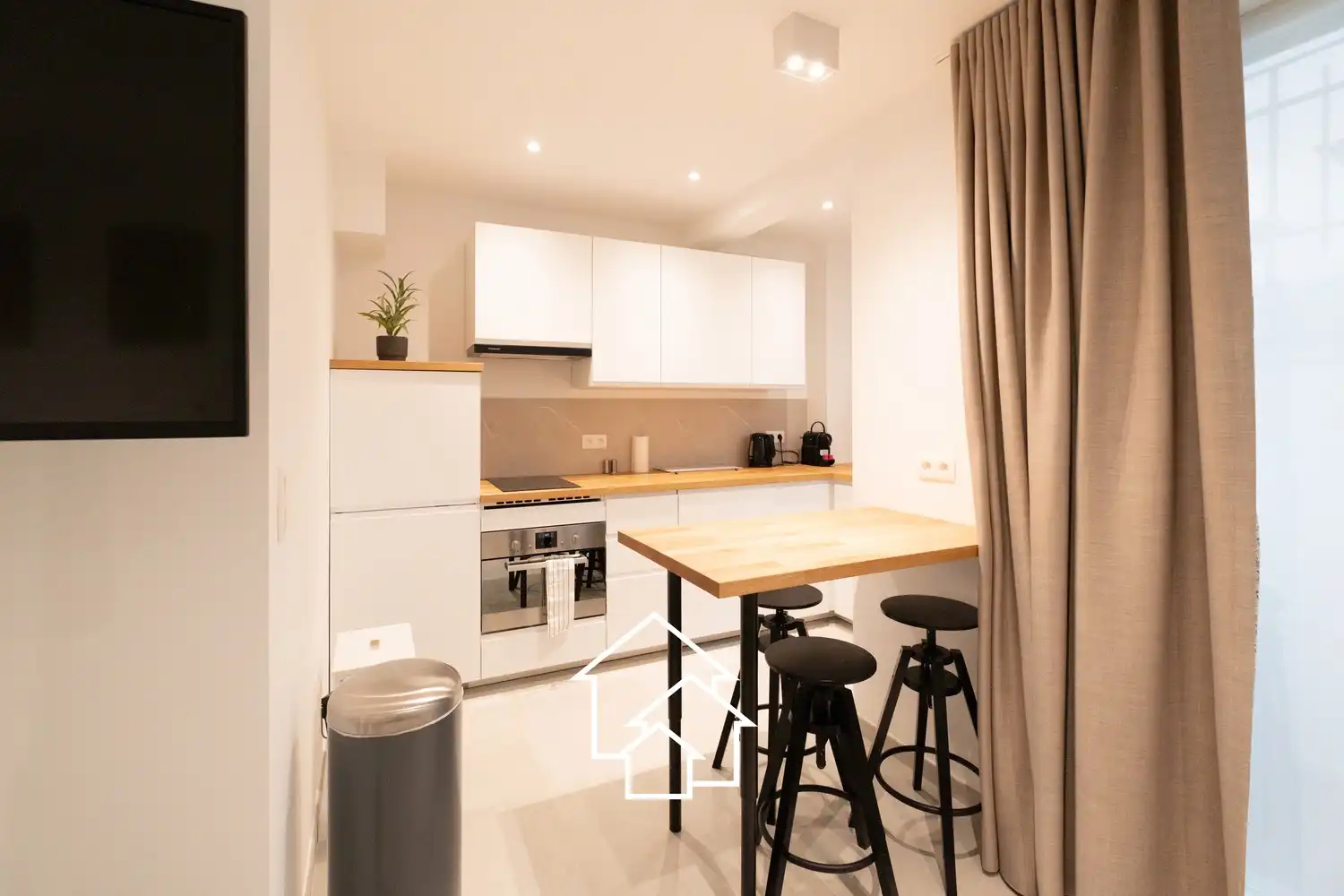 Gemeubileerd appartement met kleine binnenplaats in de wijk rond de vijvers van Ixelles. foto 3