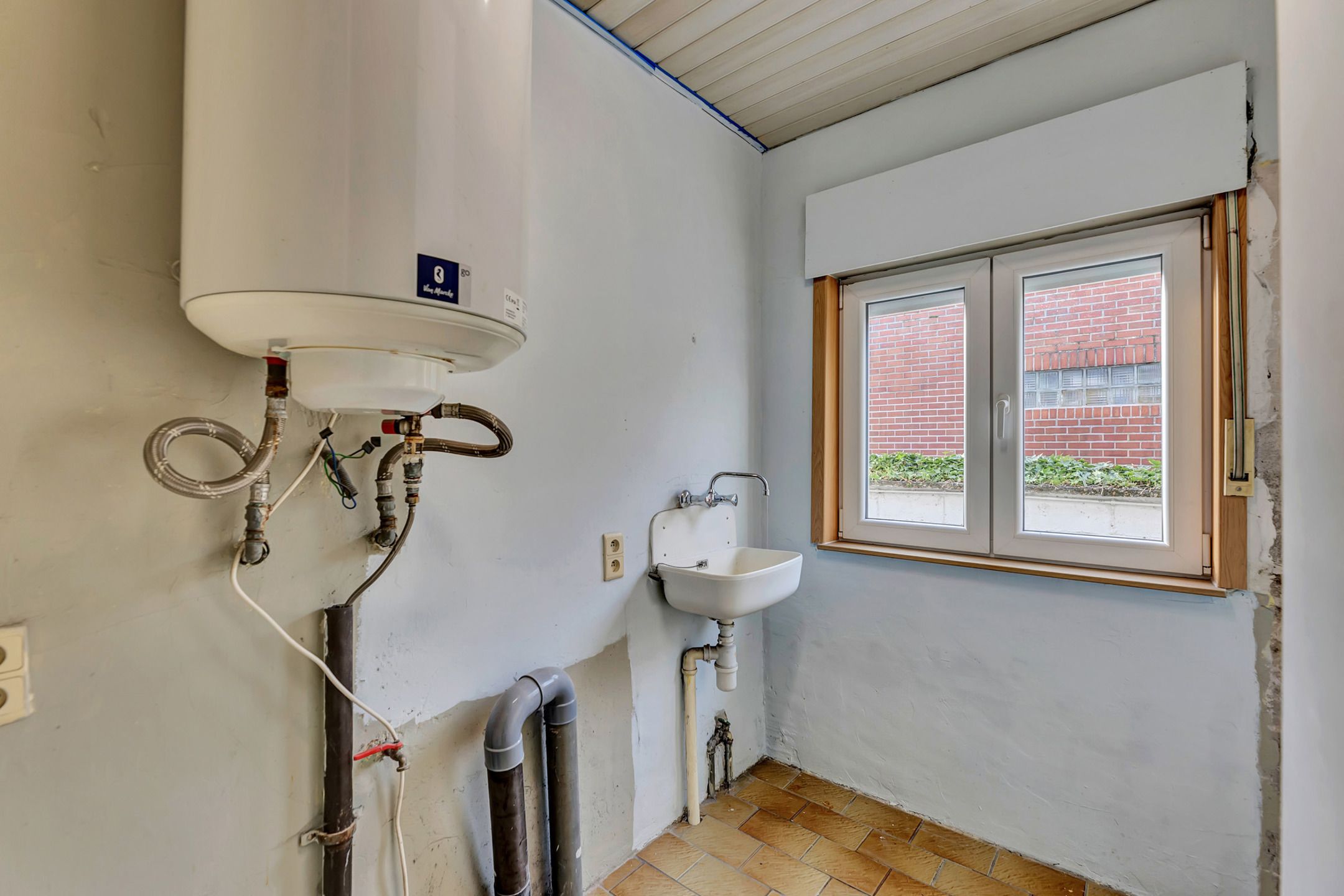 Ruime te renoveren woning op toplocatie foto 14