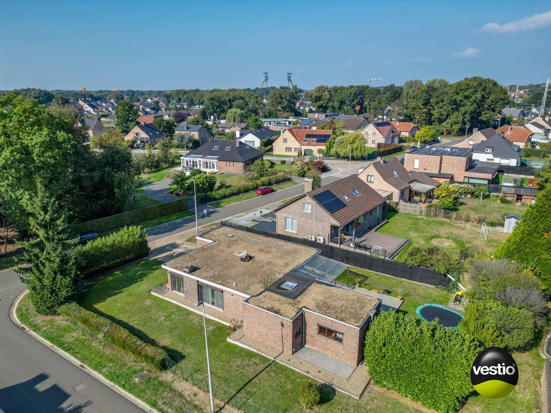 Hoofdfoto van de publicatie: GELIJKVLOERSE BUNGALOW BOORDEVOL POTENTIEEL