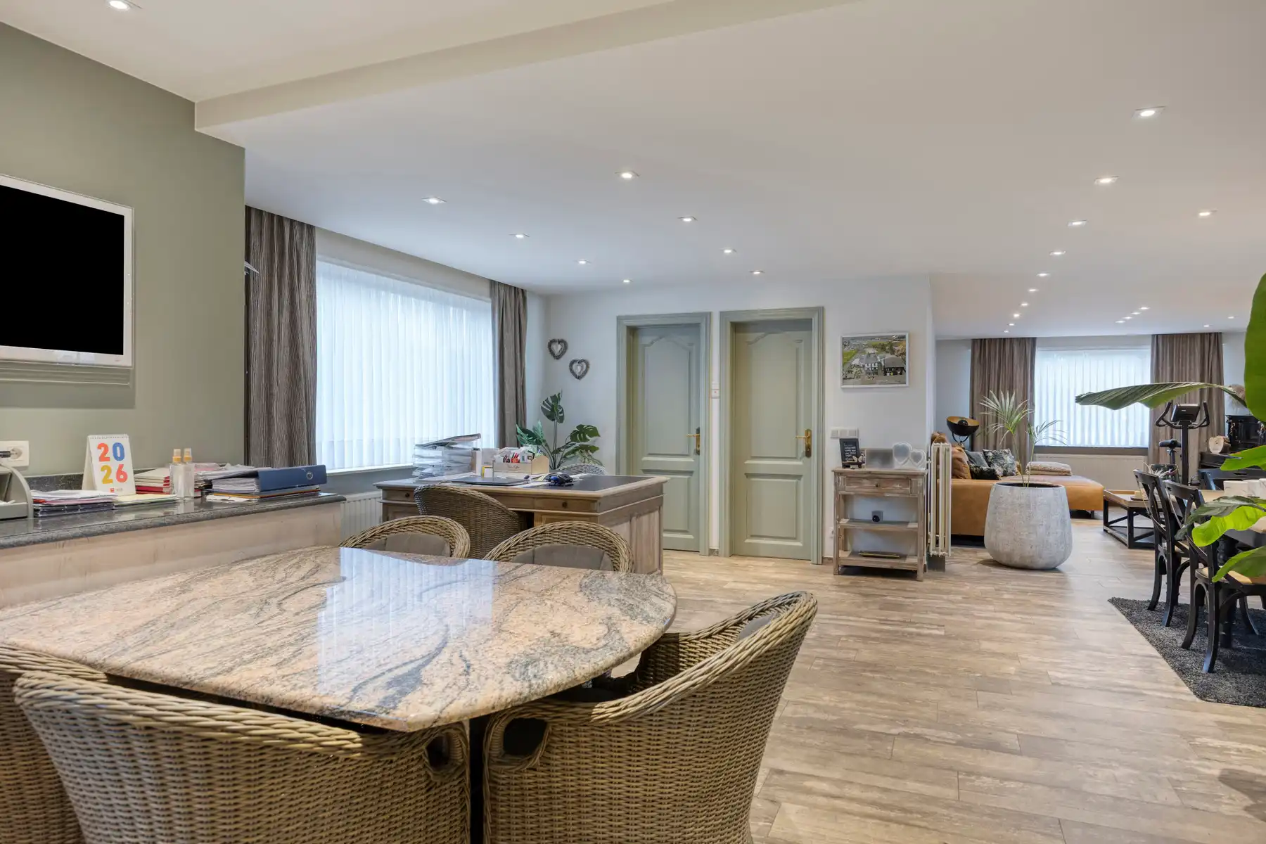 Landelijk pand met loodsen op meer dan 1 hectare grond foto 6