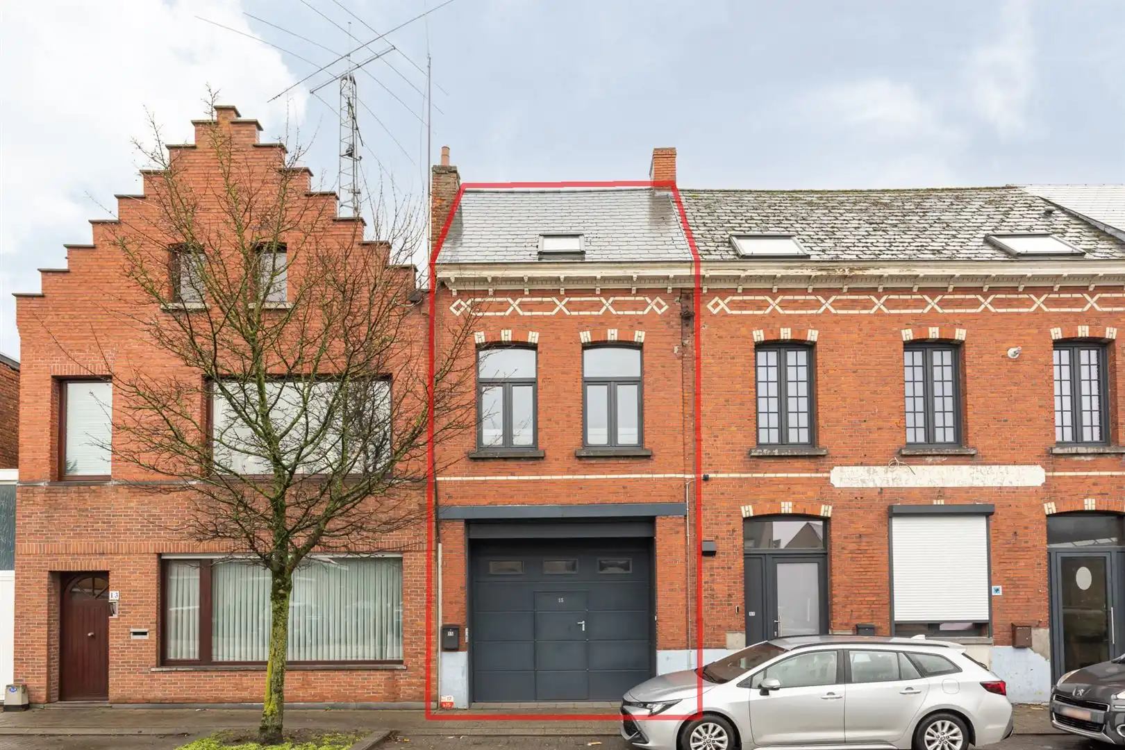 Centraal gelegen woonst met terras en garage. foto {{pictureIndex}}