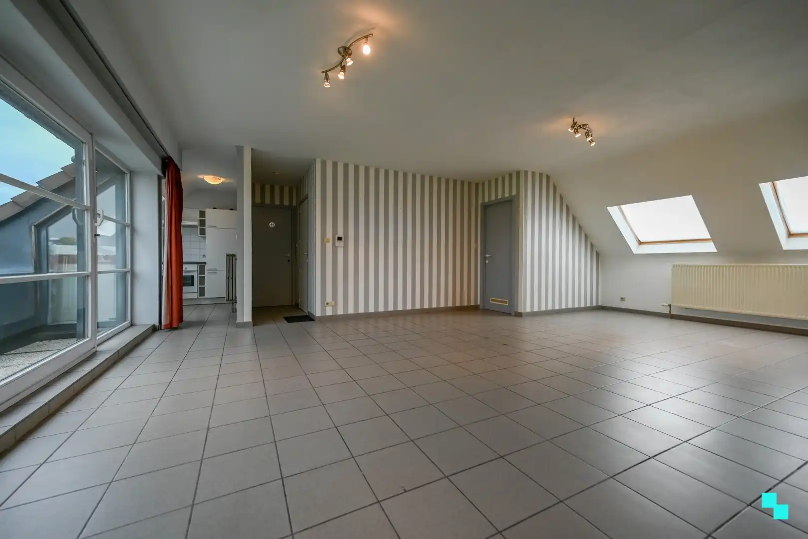 Ruim appartement met garagebox in hartje Izegem foto 4