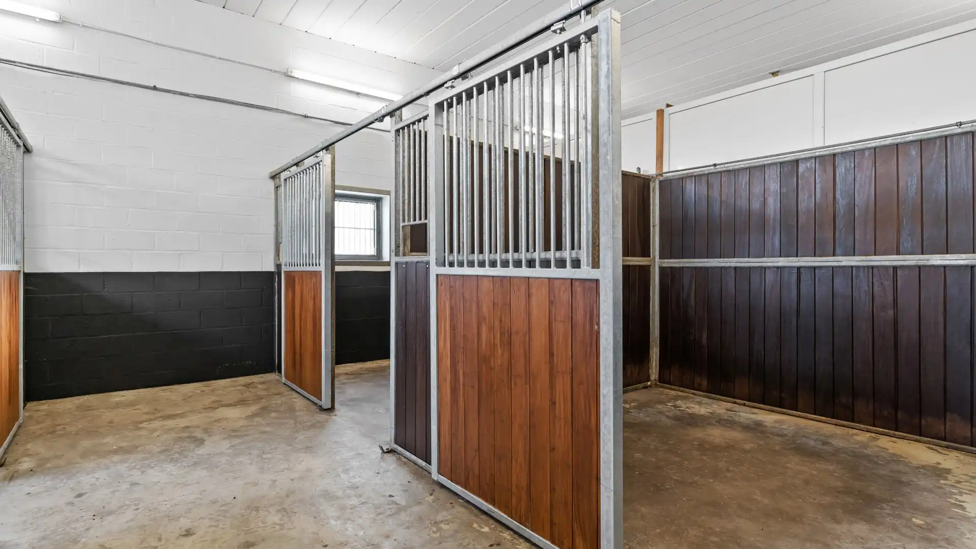 Exclusief hippisch eigendom met binnen- en buitenpiste, paardenstallen foto 15