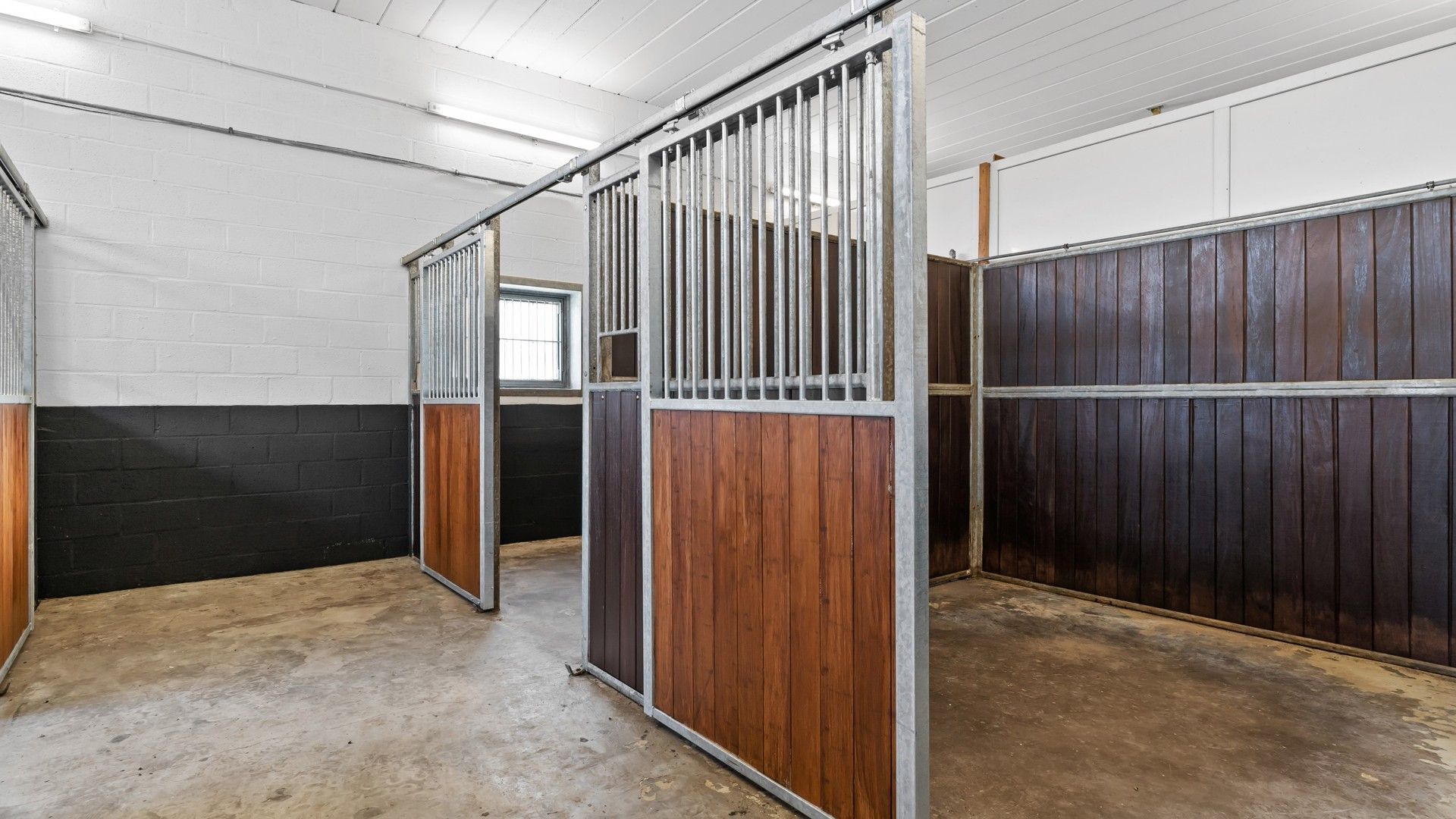 Exclusief hippisch eigendom met binnen- en buitenpiste, paardenstallen foto 15
