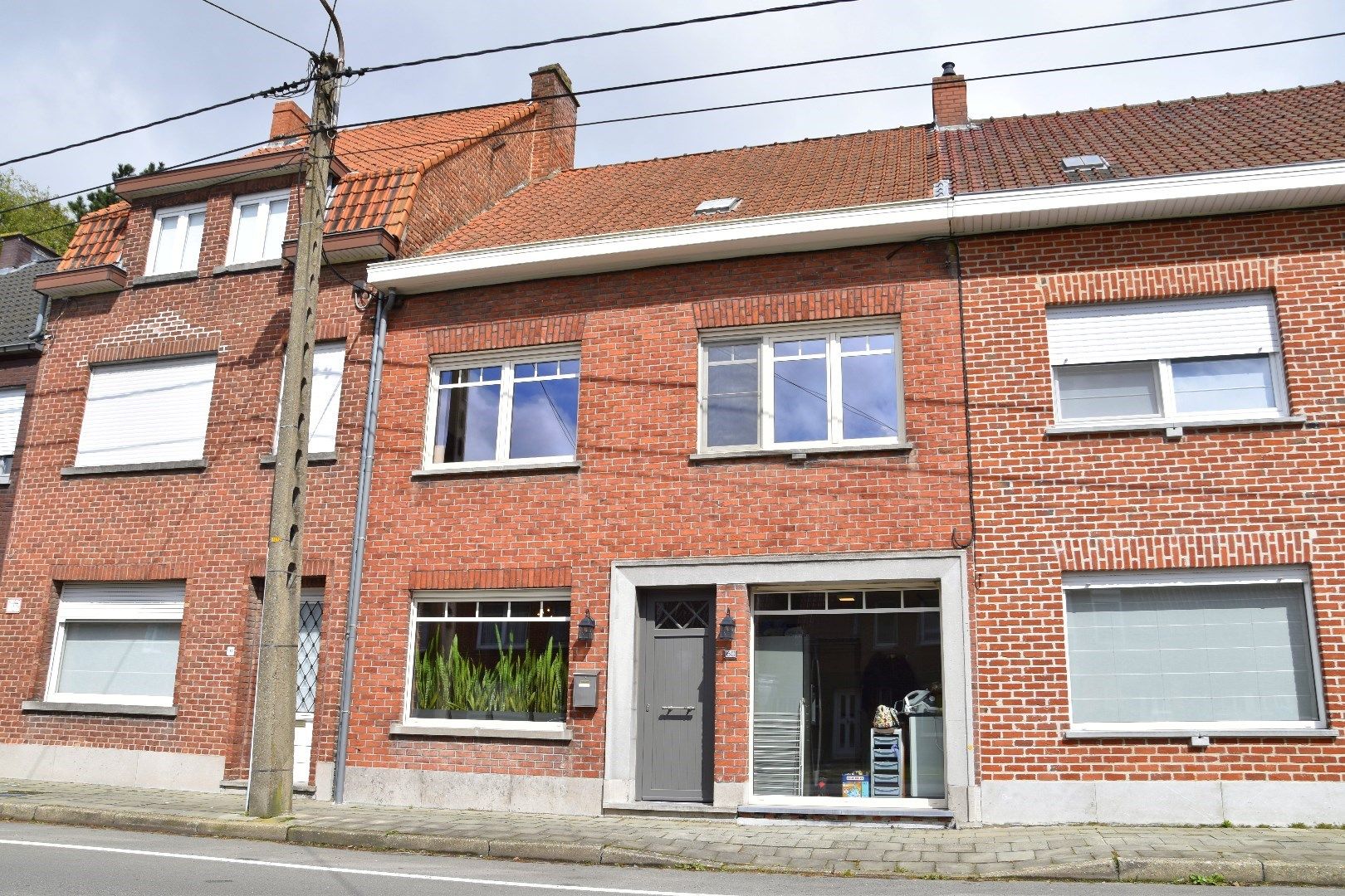 Gerenoveerde woning met uitweg te Kuurne, 5 slaapkamers mogelijk foto {{pictureIndex}}