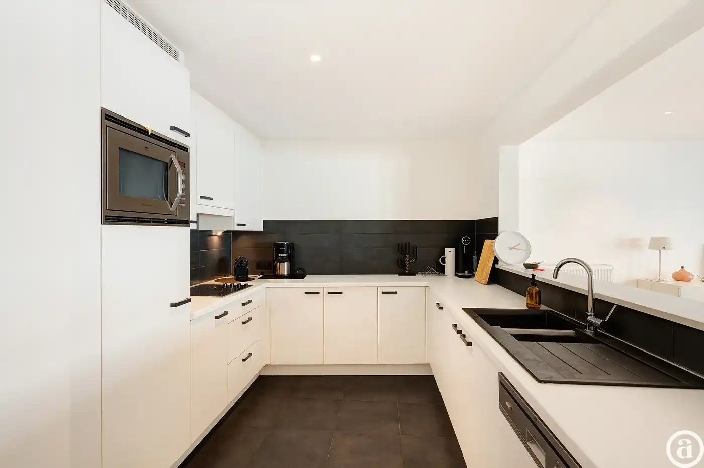 Ruim en lichtrijk gemeubeld appartement nabij winkels en strand nabij Rubensplein. foto 6