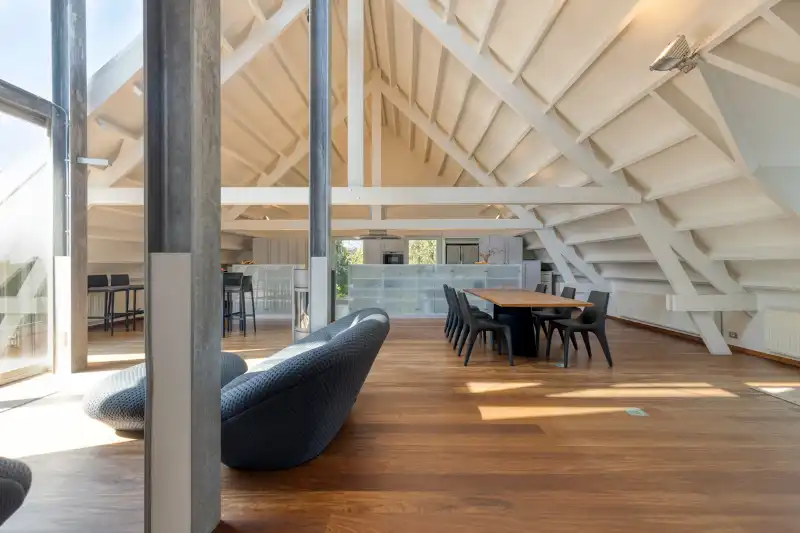 Exclusieve topfloor loft met indrukwekkend volume foto 6