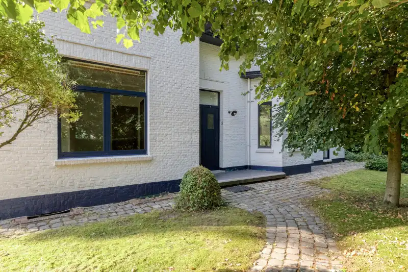 Villa met bewoonbare oppervlakte van 350m2 prachtig en rustig gelegen op perceel van 18a14 nabij het centrum van Bonheiden. foto 2