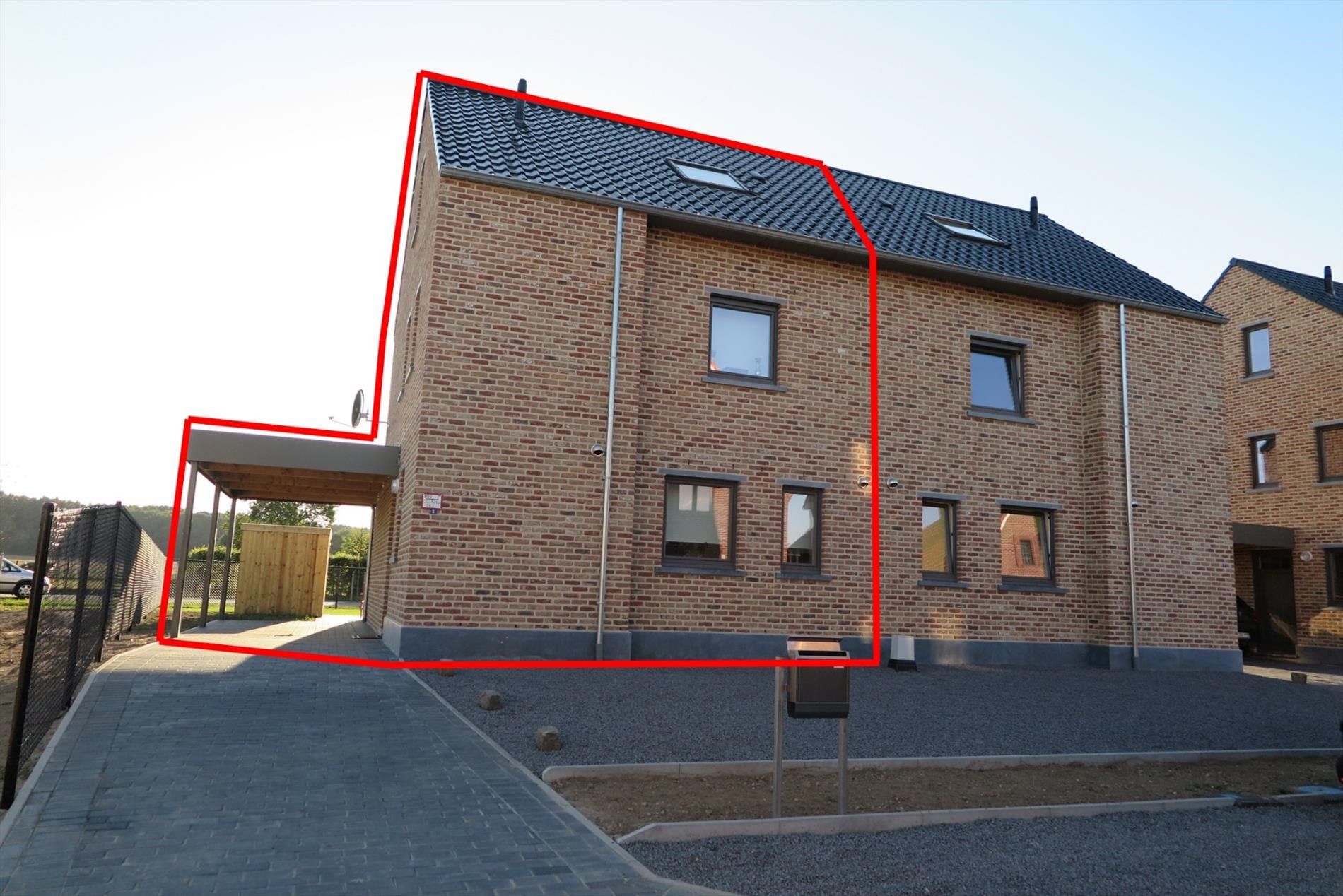 Halfvrijstaande nieuwbouwwoning met drie slaapkamers en carport foto {{pictureIndex}}