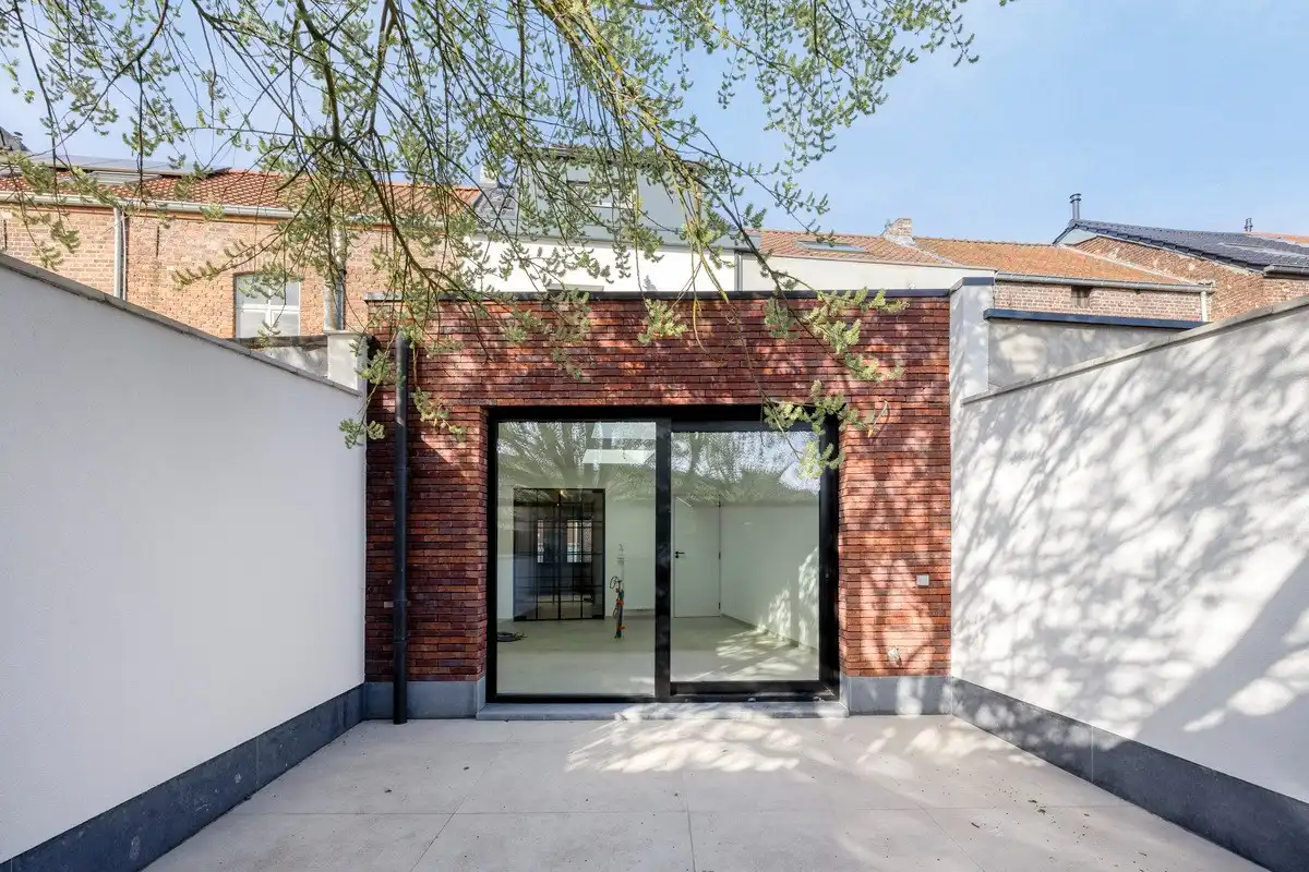 Volledig gerenoveerde woning met 3 slaapkamers, 2 badkamers en tuin in Tienen! – EPC A - bewoonbare opp. 139 m² foto {{pictureIndex}}