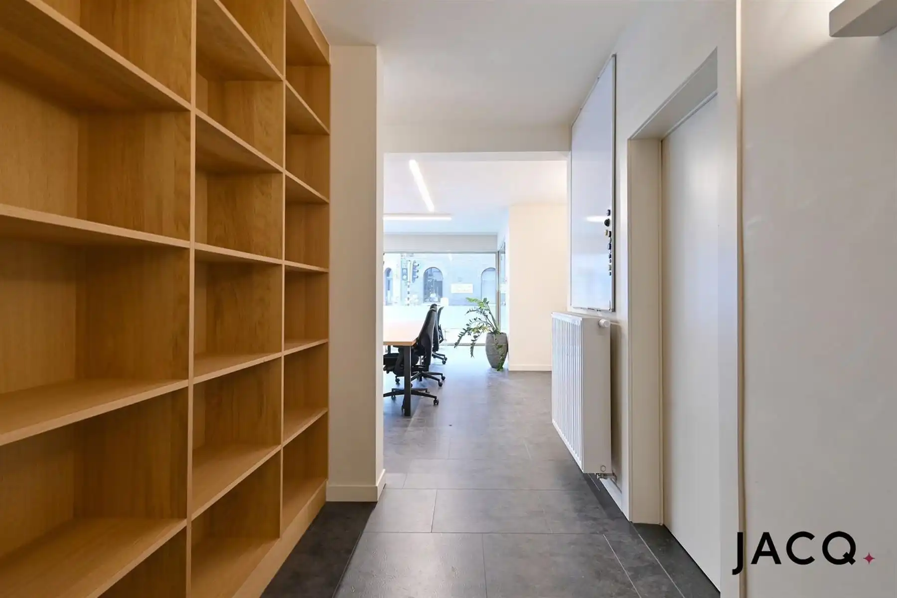 Modern, gerenoveerd kantoor met ruime garage foto 5