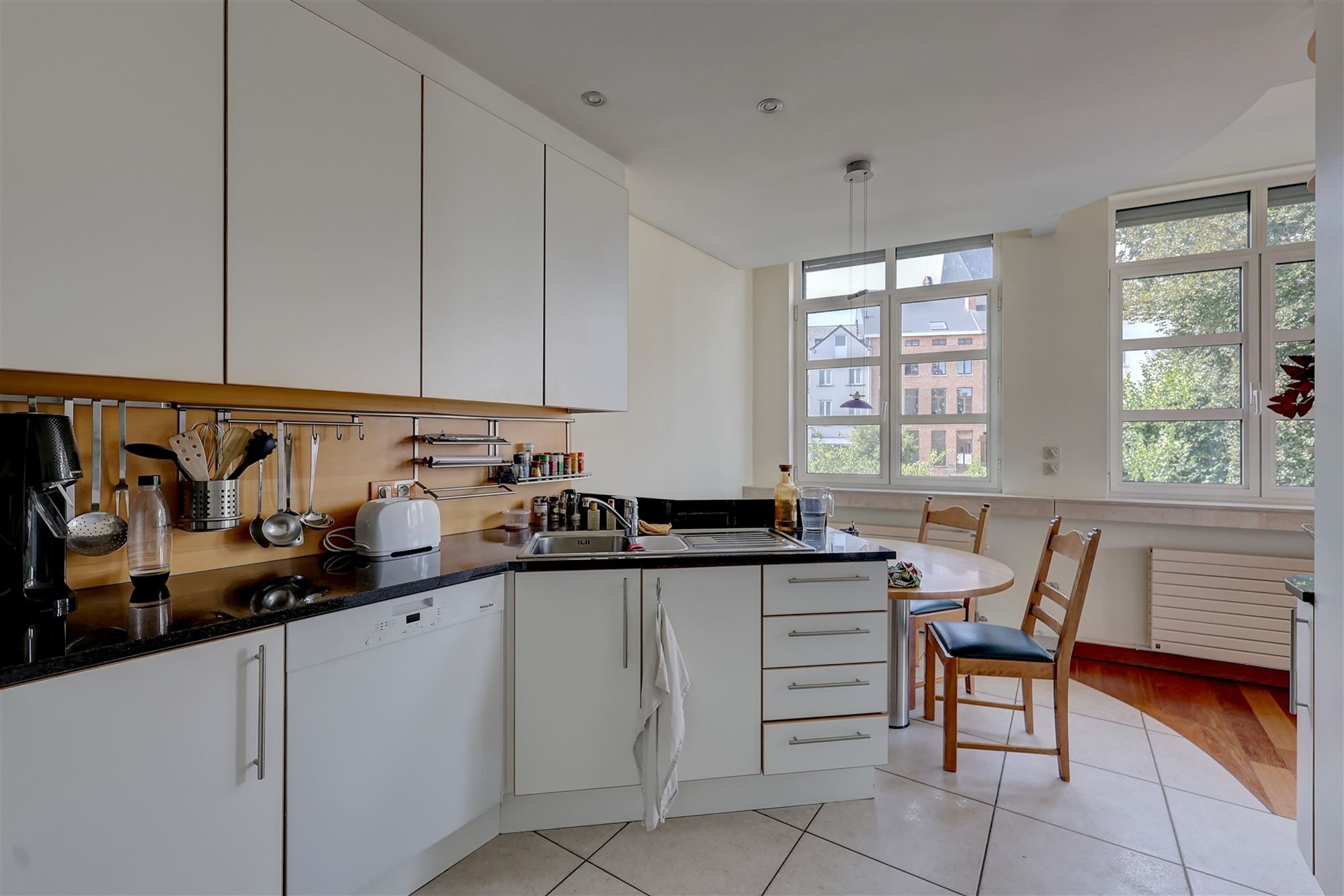 Ruim appartement met één slaapkamer en autostaanplaats in hartje Mechelen foto 7