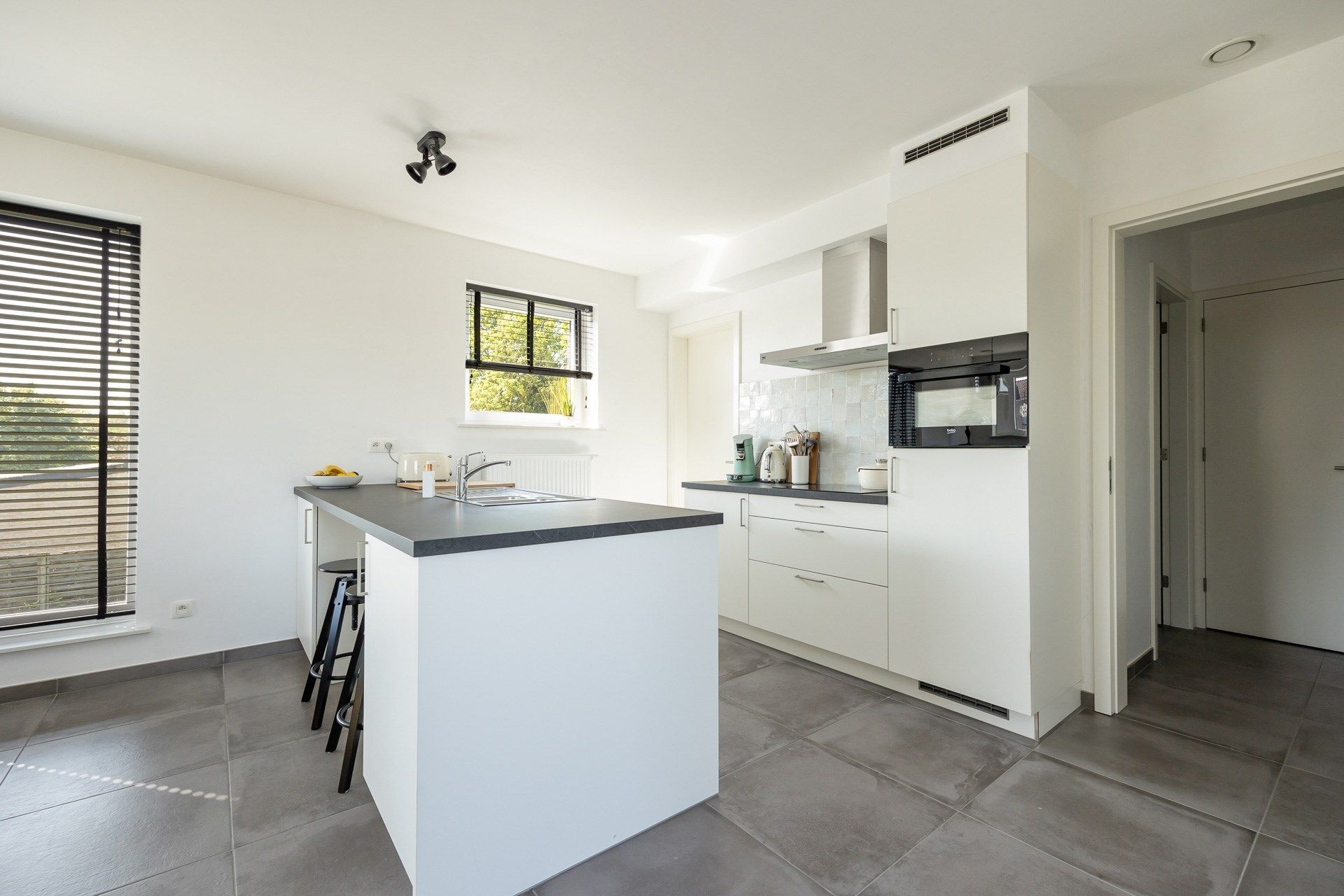 Recent appartement (2020) met 2 slaapkamers en overdekte parkeerplaats foto 2