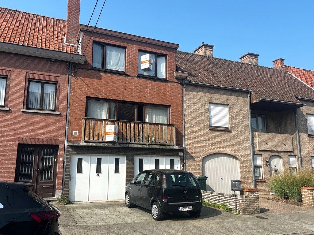 Hoofdfoto van de publicatie: Woning met tuin, garage en 3 slaapkamers te koop in Harelbeke.