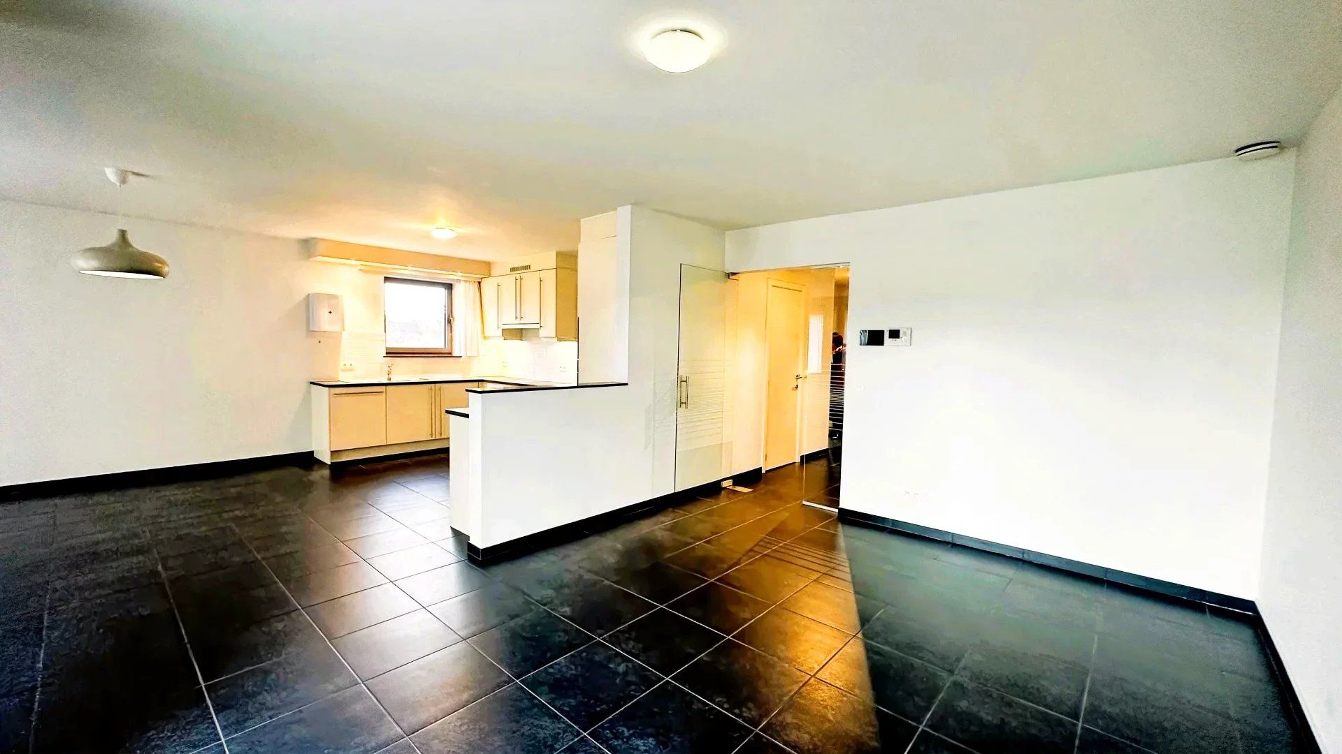 Zeer ruim instapklaar appartement met open uitzicht – 2 slpk – groot terras – garagebox + berging foto 4