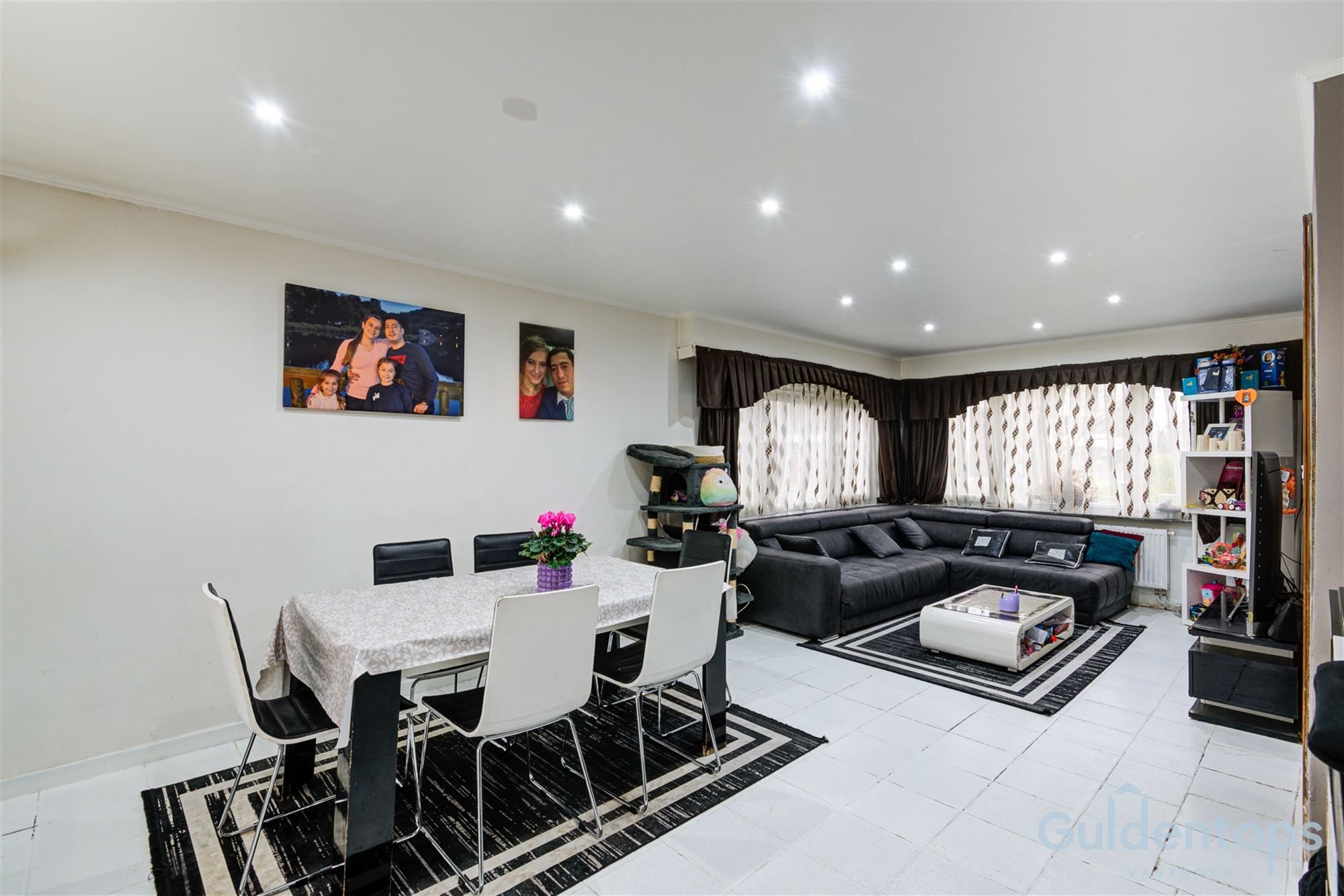 half open woning op ruim perceel foto 3