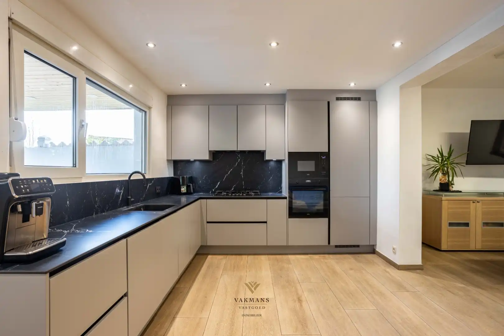 Ruime gezinswoning met 4 slaapkamers, tuin en eigen parkeerplaats. foto 12