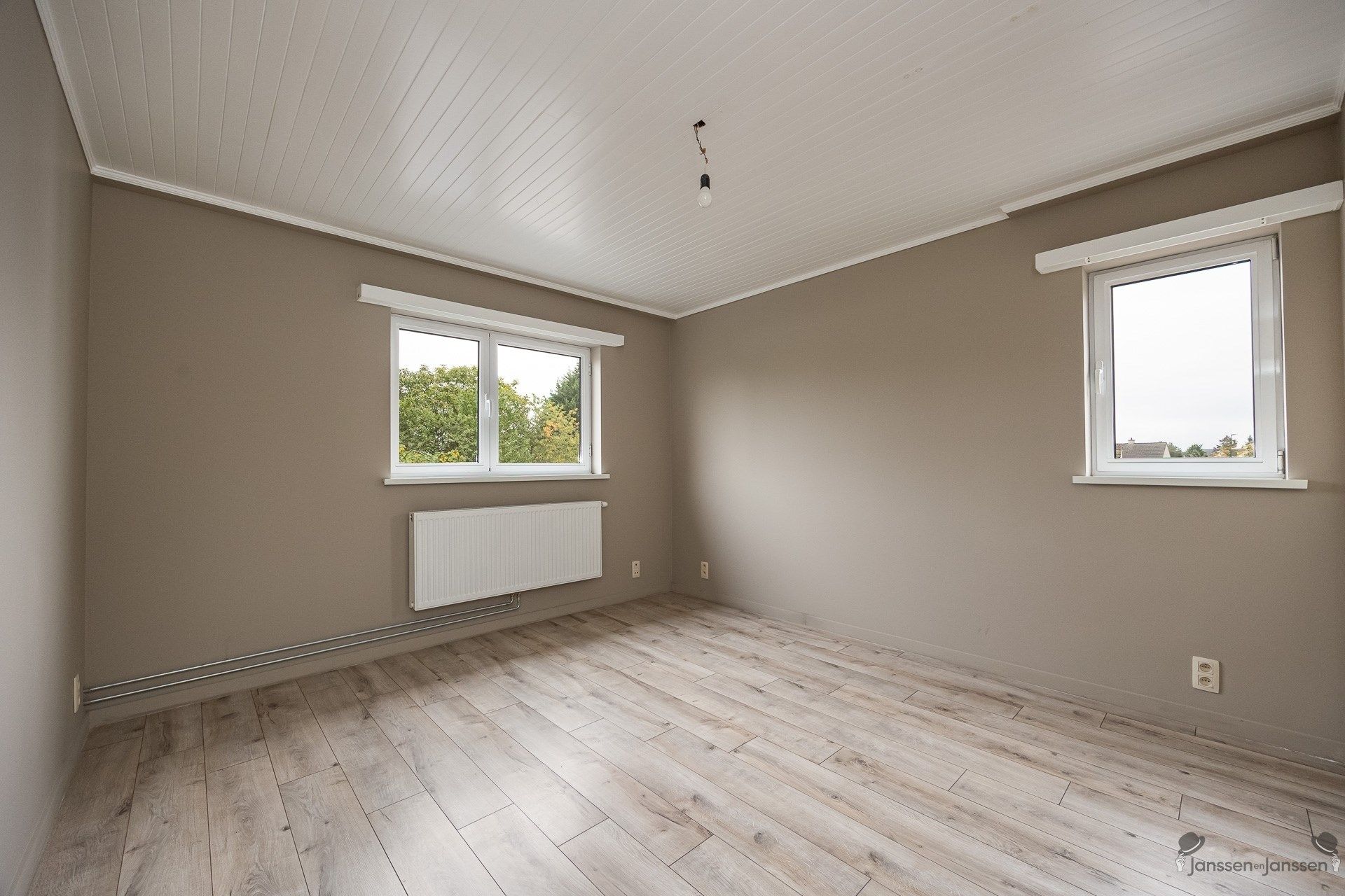 gerenoveerde woning met ruim magazijn  foto 13