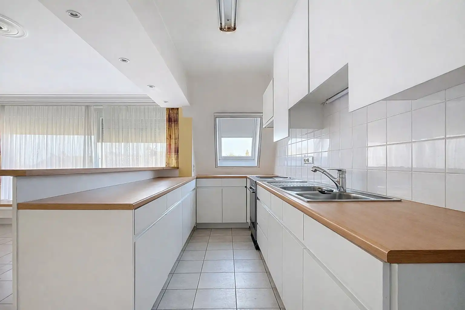 Centraal gelegen dakappartement met 2 slaapkamers in Nieuwpoort-Stad foto {{pictureIndex}}