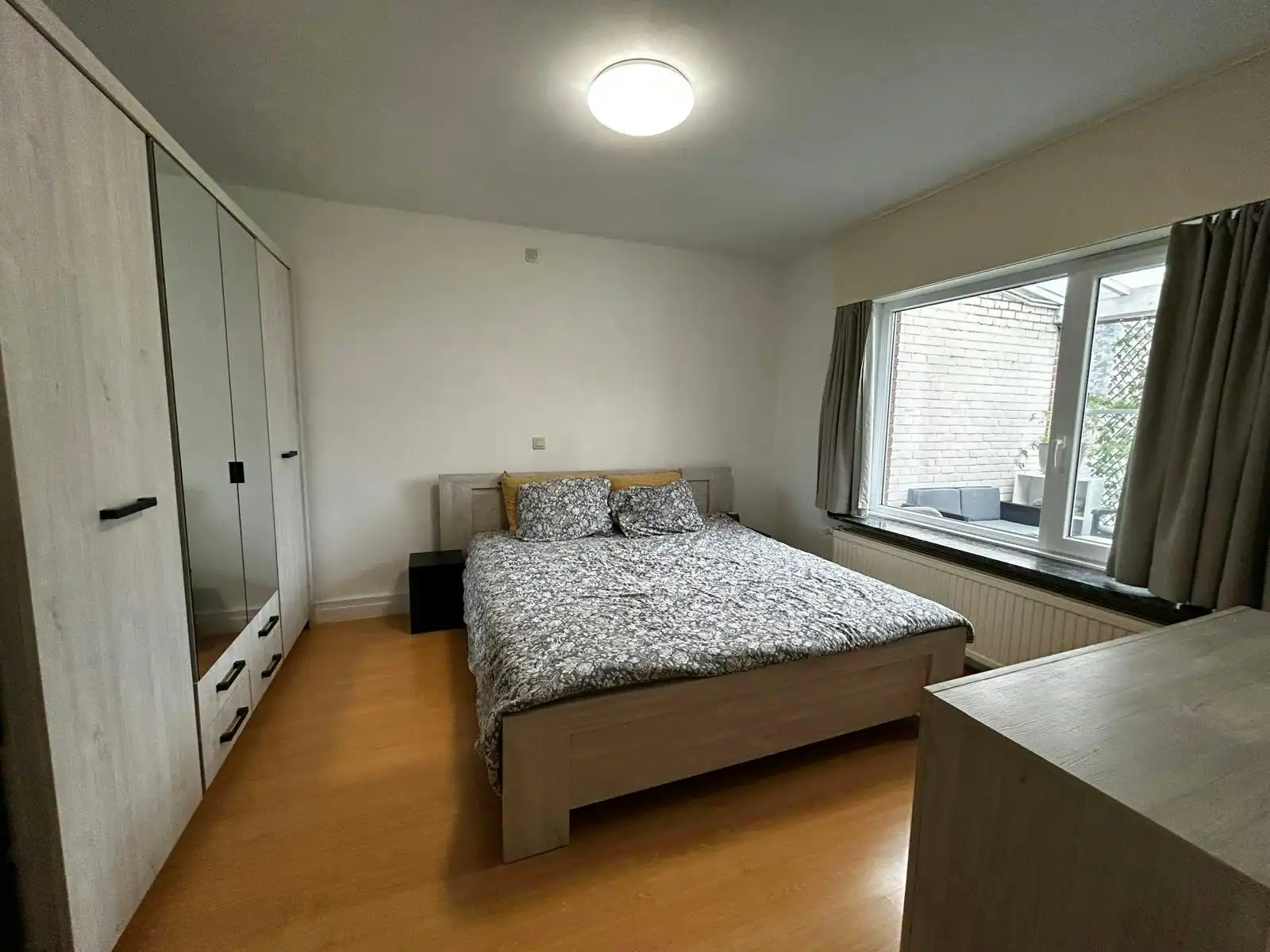 Building met twee verhuurde appartementen en 4 garages foto 8