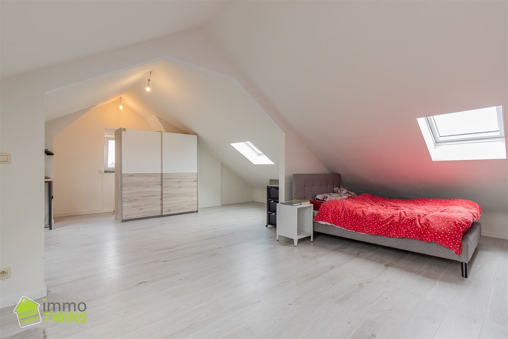 Instapklare gezinswoning  met 5 slaapkamers en een ruime zonnige tuin. foto 17