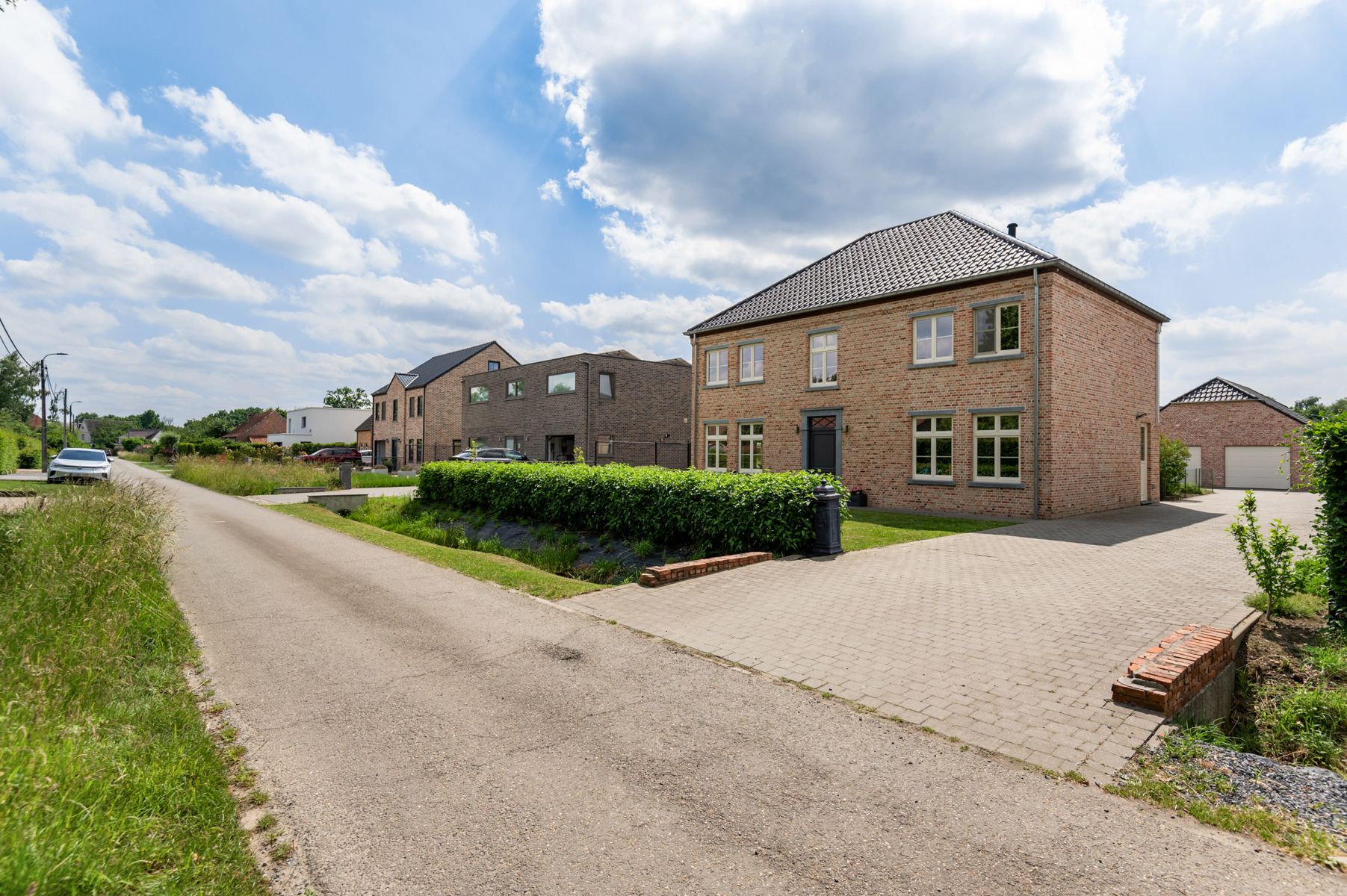 Recente villa met charme op ruime kavel foto 4