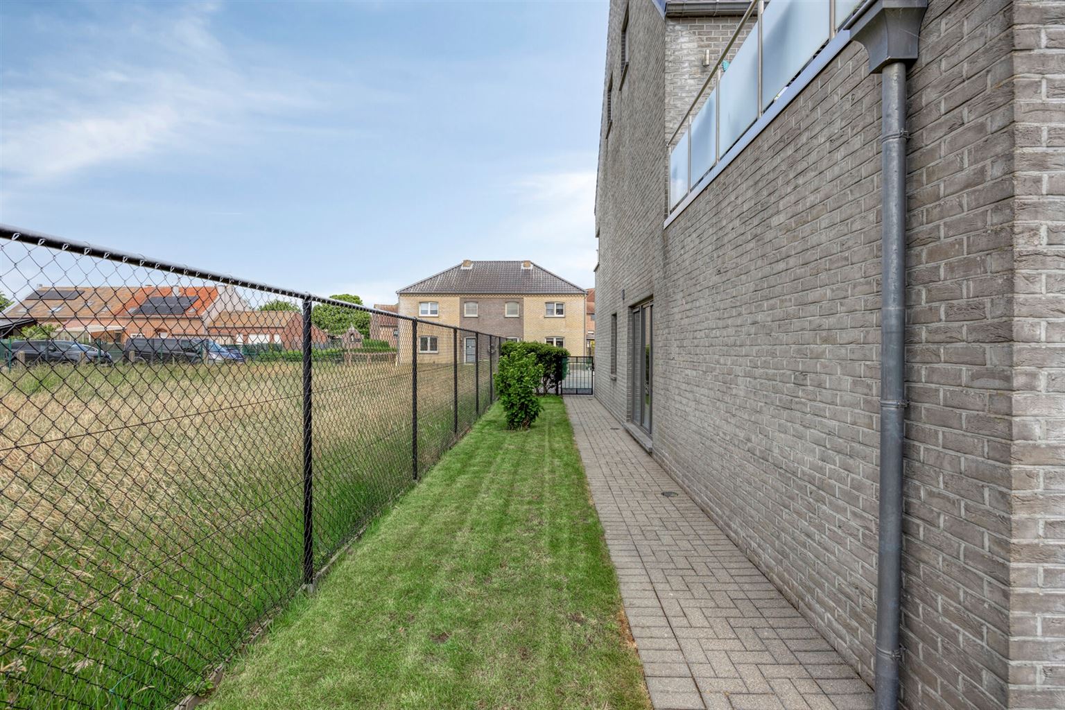 Instapklaar gelijkvloers appartement met 2 slaapkamers, ruime tuin en 3 staanplaatsen op een rustige toplocatie in Opitter.  foto 13