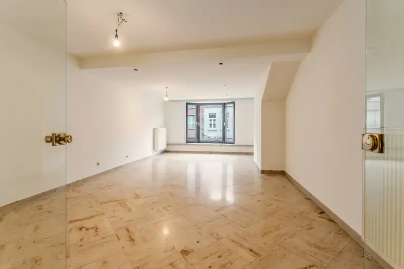 Genoveerd appartement met drie slaapkamers en groot terras foto 2