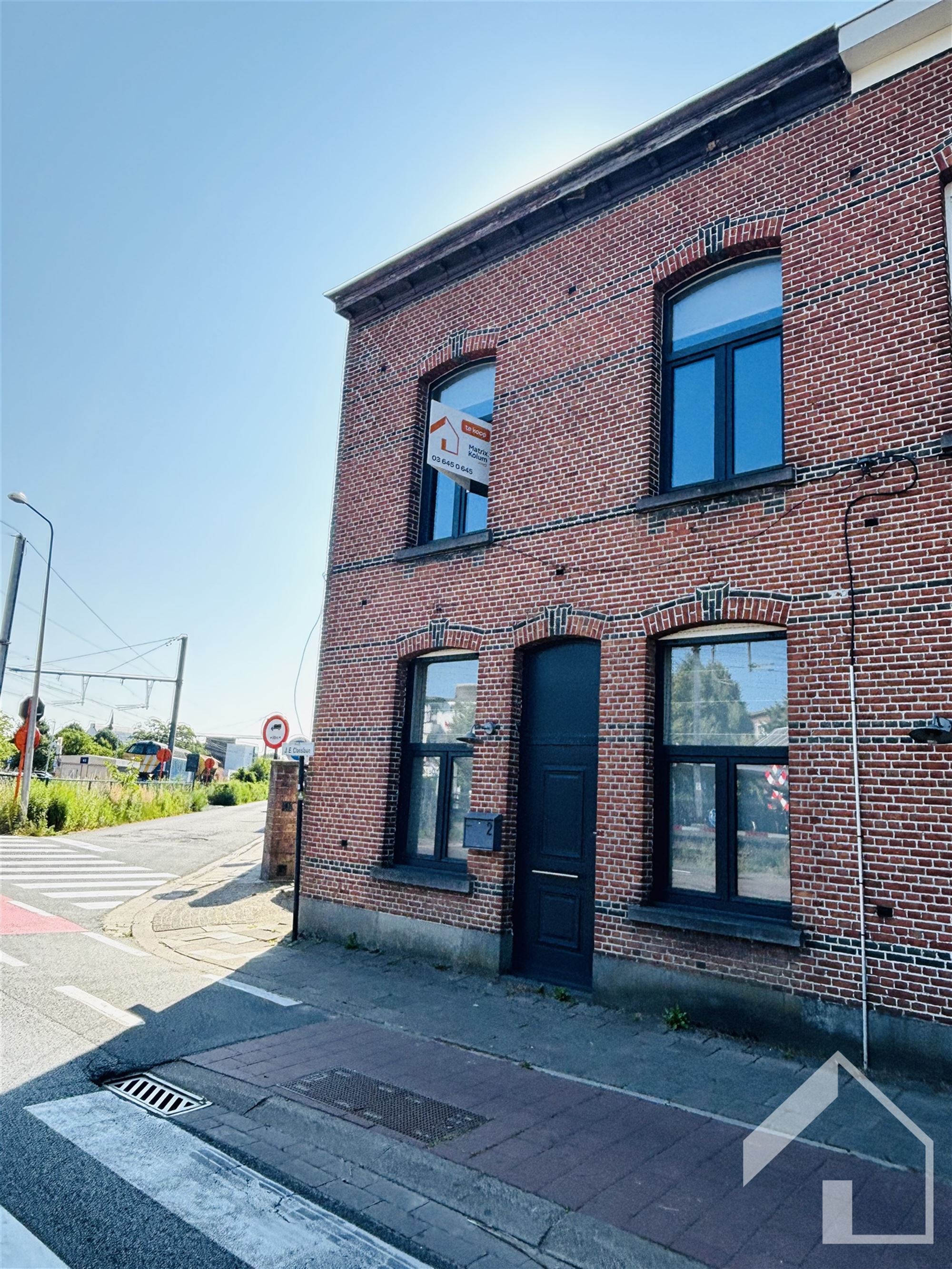 Gedeeltelijk gerenoveerde woning in het centrum van Nijlen foto {{pictureIndex}}