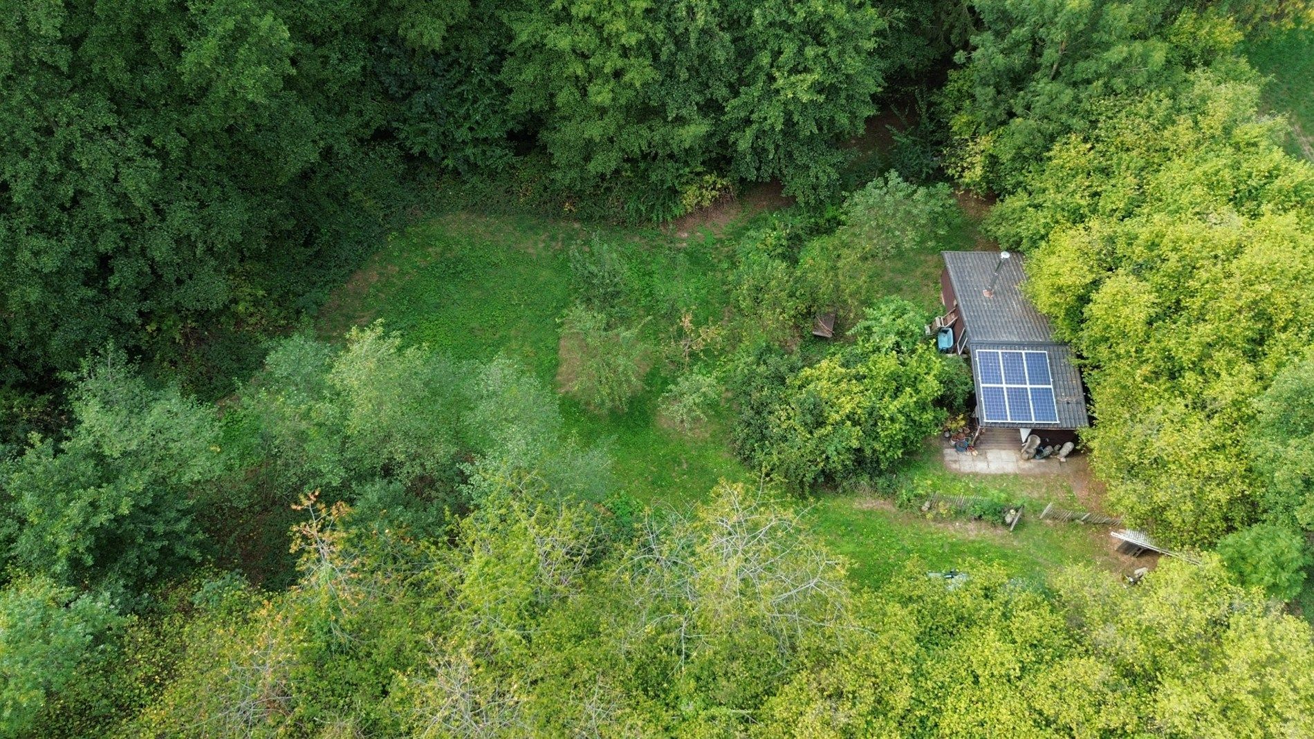 UNIEK DOMEIN MET OFF-GRID VAKANTIEWONING, SCHUUR EN 2 VIJVERS OP 1 HA 41 A foto {{pictureIndex}}