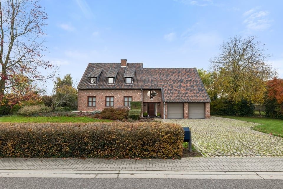 KARAKTERVOLLE WONING OP EEN PRACHTIG PERCEEL VAN 33A IN EEN OASE VAN RUST IN LINTER foto {{pictureIndex}}