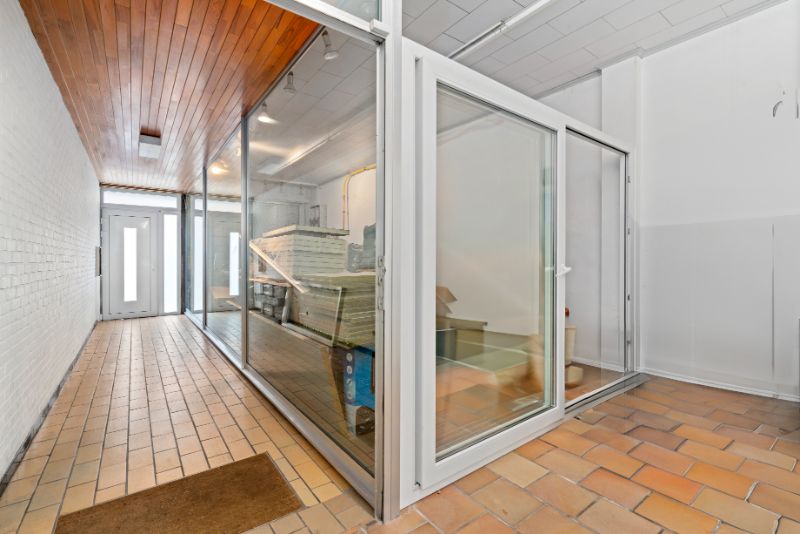 Ruime woning met handelsruimte/bureel vooraan foto 4